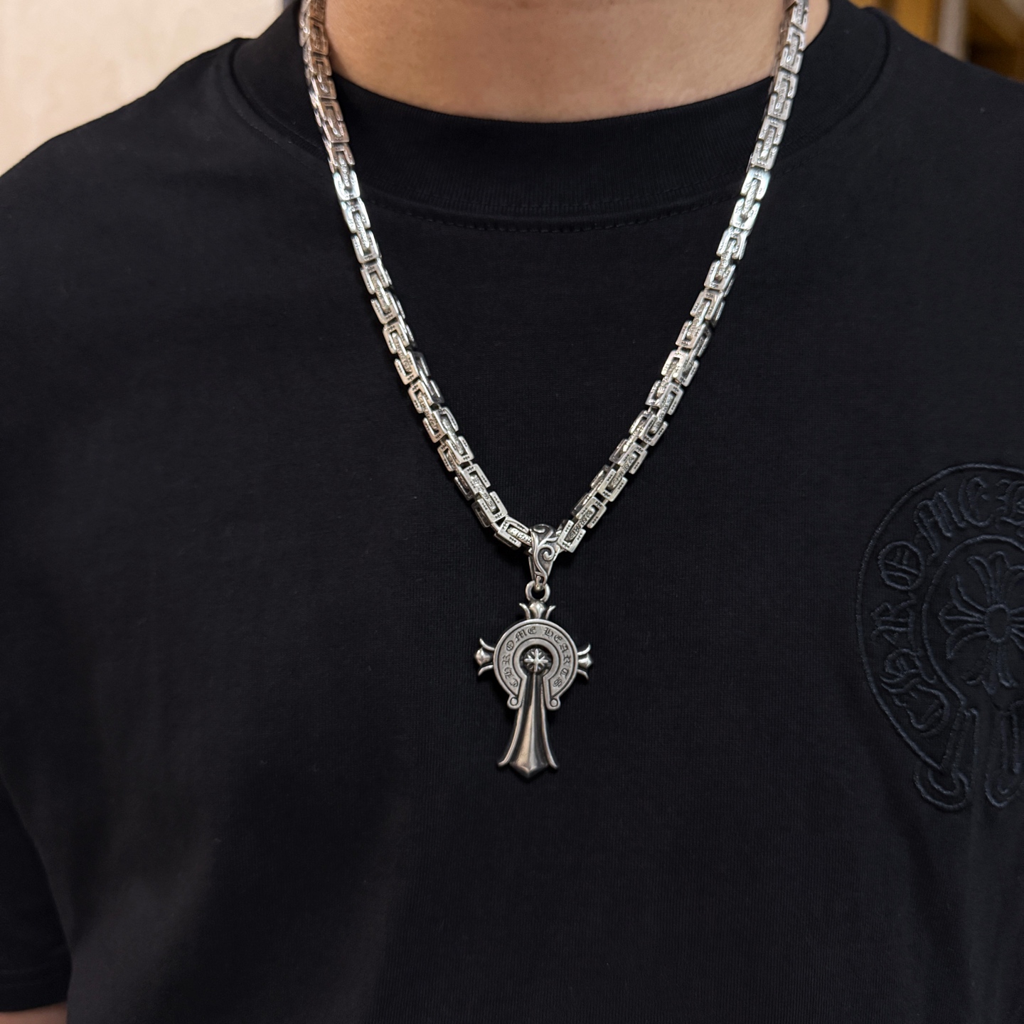 💰175 【专柜品质】Chrome Hearts克罗心十字架粗项链，马蹄印十字架吊坠 凹凸造型不同的花纹设计风格 呈现出与众不同 十字架 童军花是克罗心的志 所以更经久不衰 正品打版Chrome Hearts克罗心 区别市场普通轻版 对版对标品质 看字印细节 复古做旧灰氧程度.精工版本！！！ 纯手工打造 ～正品开模💝潮流时尚必备 男女均可佩戴 情侣同款 官网原版 摇滚朋克泰银风格 复古元素 潮流百搭！