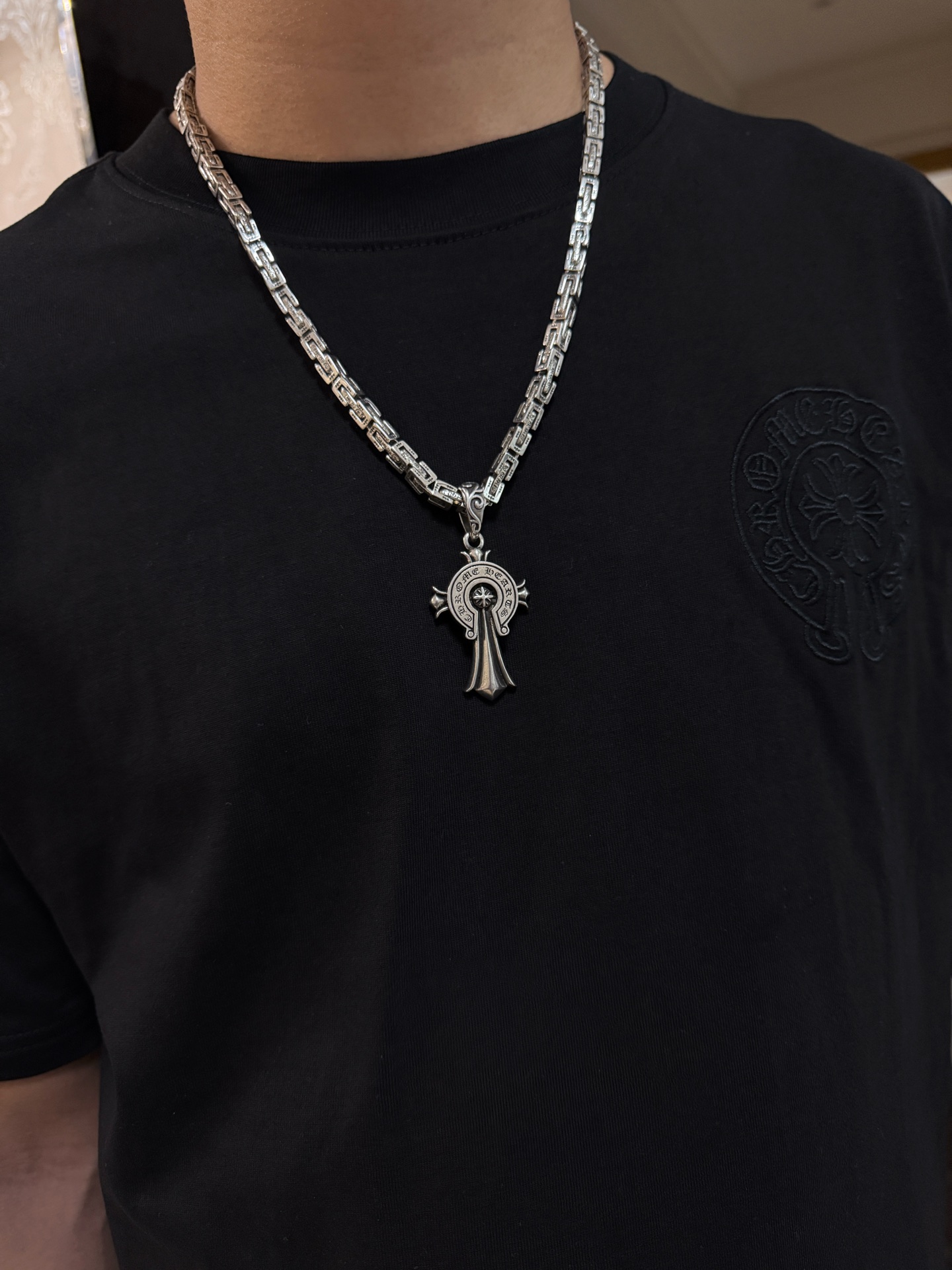 💰175 【专柜品质】Chrome Hearts克罗心十字架粗项链，马蹄印十字架吊坠 凹凸造型不同的花纹设计风格 呈现出与众不同 十字架 童军花是克罗心的志 所以更经久不衰 正品打版Chrome Hearts克罗心 区别市场普通轻版 对版对标品质 看字印细节 复古做旧灰氧程度.精工版本！！！ 纯手工打造 ～正品开模💝潮流时尚必备 男女均可佩戴 情侣同款 官网原版 摇滚朋克泰银风格 复古元素 潮流百搭！