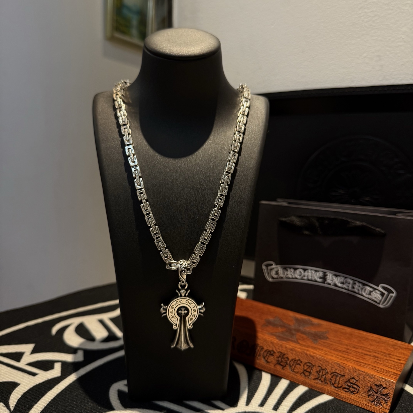 NO:113062,[Counter Quality] Chrome Hearts Crosy Cross Necklace, Horseshoe Print Cross Pendant. Different concave and convex and convex design styles present unique. Cross Scout flowers are Crosy's ambition, so they last longer. Genuine version of Chrome Hearts Crosy, different from the market, benchmark the quality of the version, look at the details of the letter printing, retro, old gray oxygen level. Seiko version!  !  !  Pure handmade ~ Authentic model opening must-have fashion and fashion, both men and women can wear it, same style for couples, original official website, rock punk style silver style, retro elements, trendy and versatile!  , jewelry boutique, chrome hearts, chrome hearts, necklace19860909【专柜品质】Chrome Hearts克罗心十字架粗项链,马蹄印十字架吊坠 凹凸造型不同的花纹设计风格 呈现出与众不同 十字架 童军花是克罗心的志 所以更经久不衰 正品打版Chrome Hearts克罗心 区别市场普通轻版 对版对标品质 看字印细节 复古做旧灰氧程度.精工版本！！！ 纯手工打造 ～正品开模潮流时尚必备 男女均可佩戴 情侣同款 官网原版 摇滚朋克泰银风格 复古元素 潮流百搭！,饰品精品,chrome hearts,chrome hearts,necklace,Jewelry