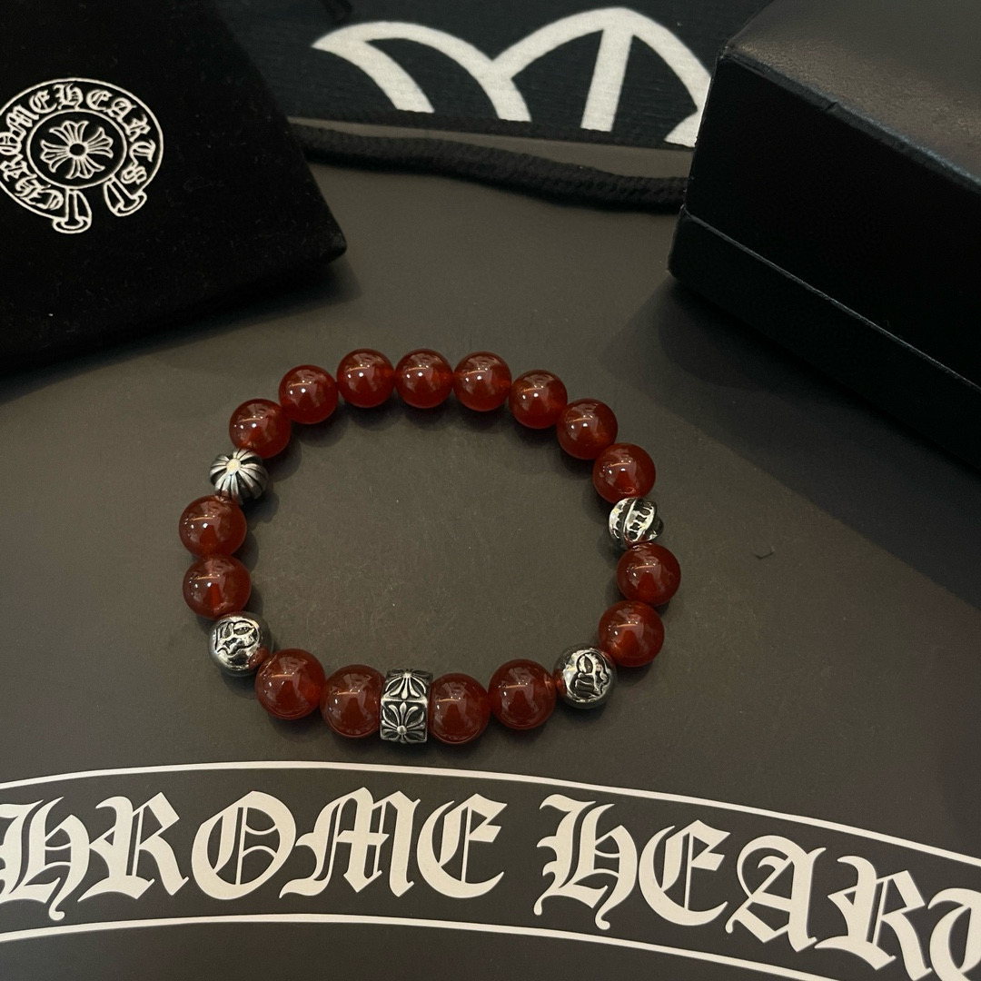 💰145 新款【专柜品质】Chrome Hearts克罗心 经典复古多元素手串手链 ，快手/ins/小红书热门，凹凸造型不同的花纹设计风格呈现出与众不同 十字架童军花是克罗心的标志 所以更经久不衰 正品打版Chrome Hearts克罗心 区别市场普通轻版 对版对标品质 看字印细节 复古做旧灰氧程度.精工版本！