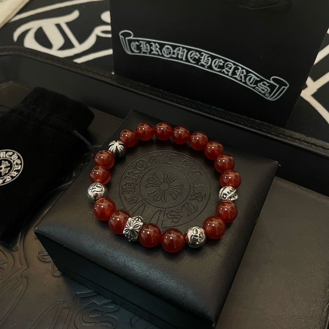 💰145 新款【专柜品质】Chrome Hearts克罗心 经典复古多元素手串手链 ，快手/ins/小红书热门，凹凸造型不同的花纹设计风格呈现出与众不同 十字架童军花是克罗心的标志 所以更经久不衰 正品打版Chrome Hearts克罗心 区别市场普通轻版 对版对标品质 看字印细节 复古做旧灰氧程度.精工版本！