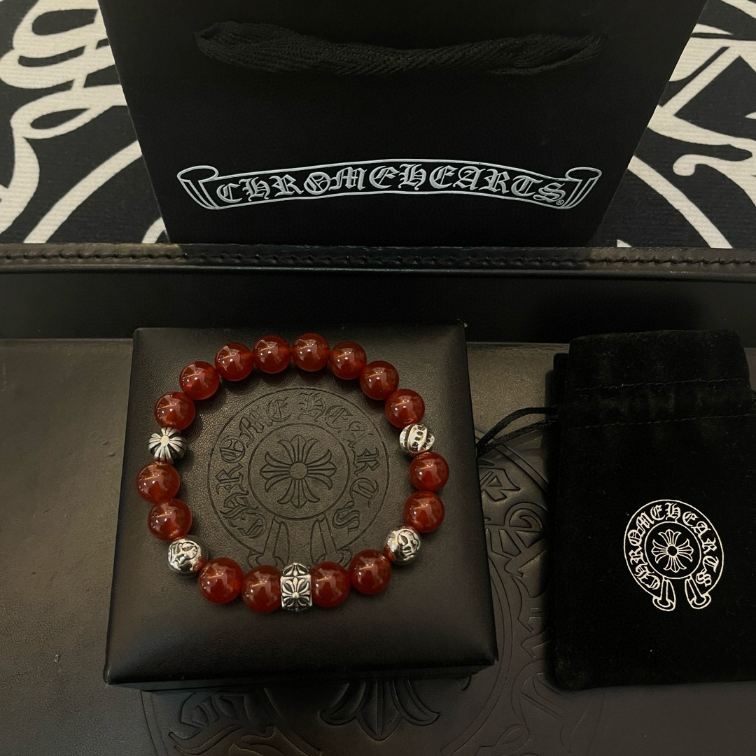 💰145 新款【专柜品质】Chrome Hearts克罗心 经典复古多元素手串手链 ，快手/ins/小红书热门，凹凸造型不同的花纹设计风格呈现出与众不同 十字架童军花是克罗心的标志 所以更经久不衰 正品打版Chrome Hearts克罗心 区别市场普通轻版 对版对标品质 看字印细节 复古做旧灰氧程度.精工版本！