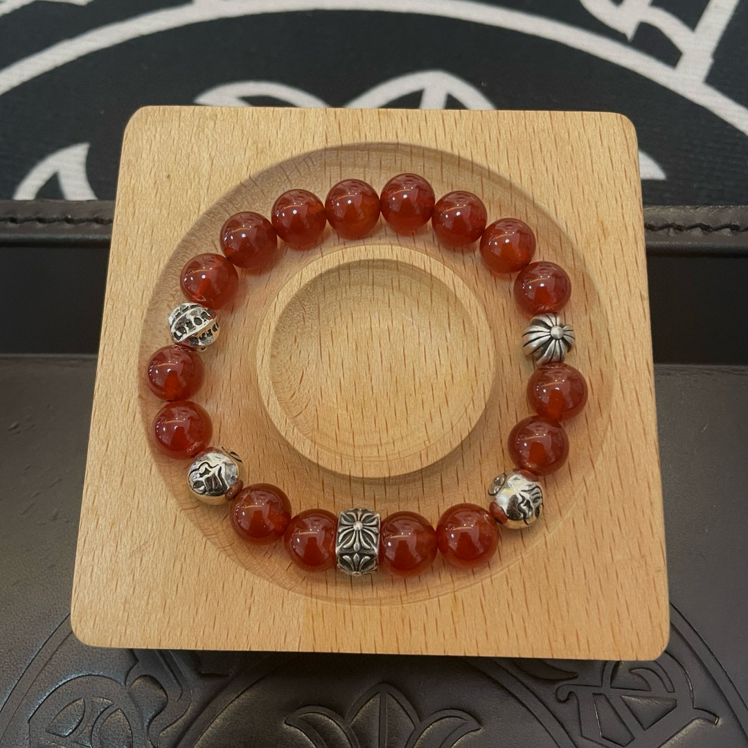 💰145 新款【专柜品质】Chrome Hearts克罗心 经典复古多元素手串手链 ，快手/ins/小红书热门，凹凸造型不同的花纹设计风格呈现出与众不同 十字架童军花是克罗心的标志 所以更经久不衰 正品打版Chrome Hearts克罗心 区别市场普通轻版 对版对标品质 看字印细节 复古做旧灰氧程度.精工版本！