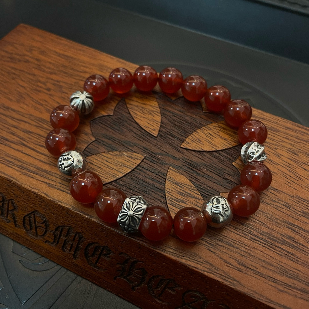 💰145 新款【专柜品质】Chrome Hearts克罗心 经典复古多元素手串手链 ，快手/ins/小红书热门，凹凸造型不同的花纹设计风格呈现出与众不同 十字架童军花是克罗心的标志 所以更经久不衰 正品打版Chrome Hearts克罗心 区别市场普通轻版 对版对标品质 看字印细节 复古做旧灰氧程度.精工版本！