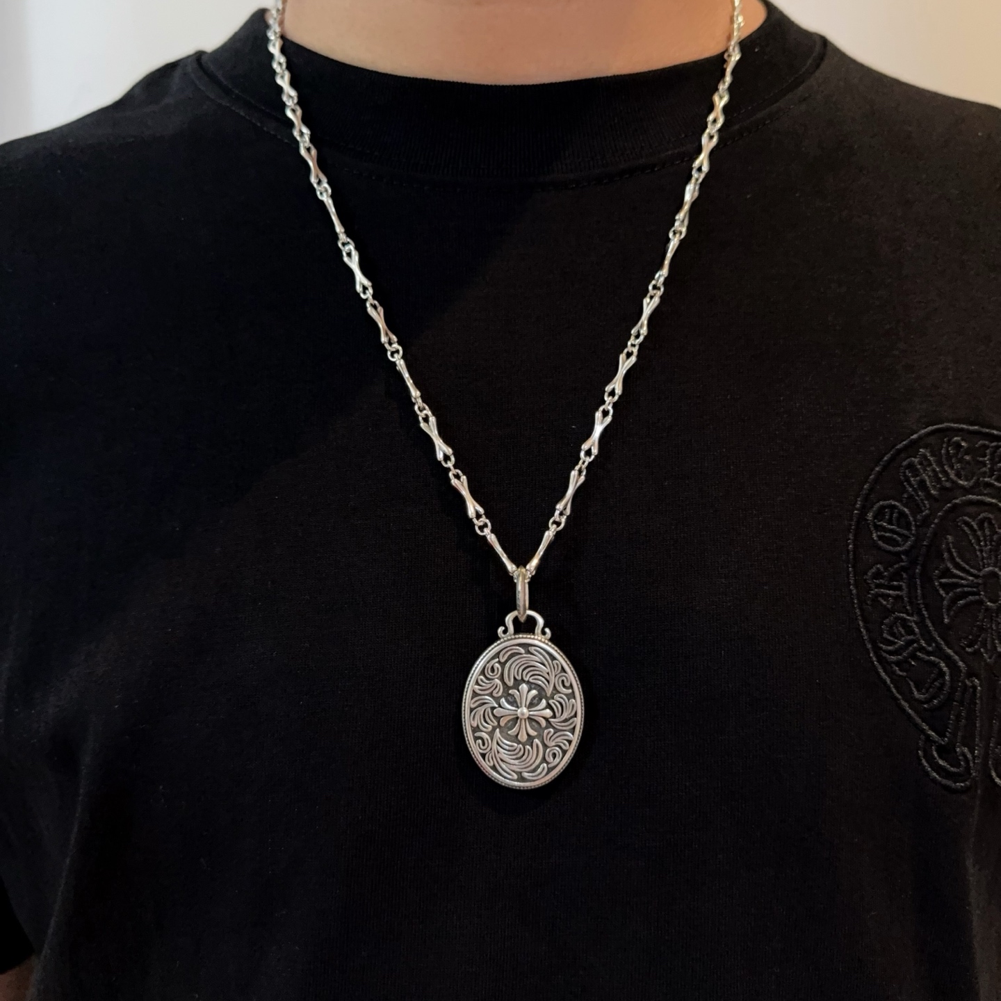 💰145 【专柜品质】Chrome Hearts克罗心骨节项链，椭圆藤蔓十字花吊坠 凹凸造型不同的花纹设计风格 呈现出与众不同 十字架 童军花是克罗心的志 所以更经久不衰 正品打版Chrome Hearts克罗心 区别市场普通轻版 对版对标品质 看字印细节 复古做旧灰氧程度.精工版本！！！ 纯手工打造 ～正品开模💝潮流时尚必备 男女均可佩戴 情侣同款 官网原版 摇滚朋克泰银风格 复古元素 潮流百搭！