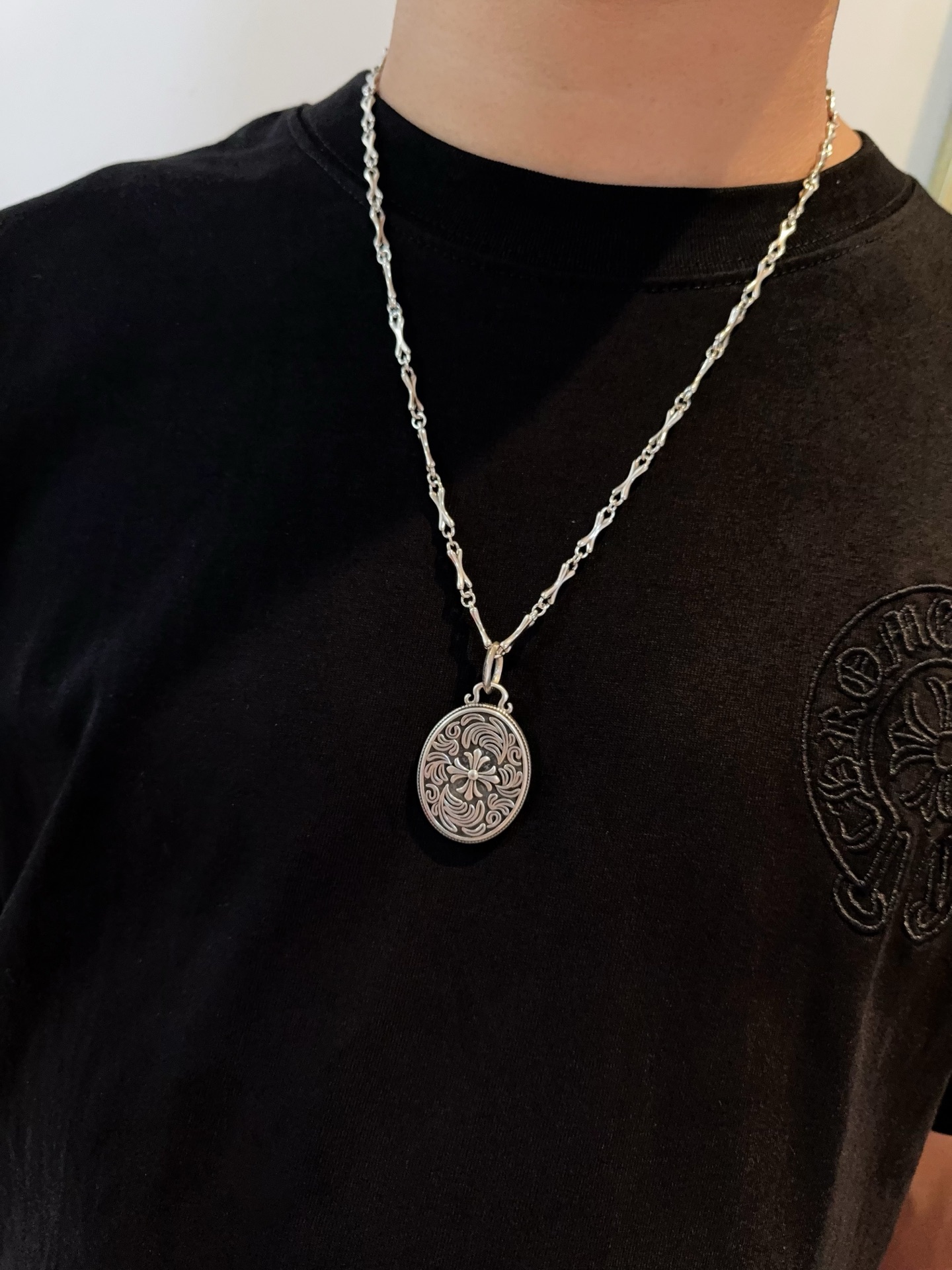 💰145 【专柜品质】Chrome Hearts克罗心骨节项链，椭圆藤蔓十字花吊坠 凹凸造型不同的花纹设计风格 呈现出与众不同 十字架 童军花是克罗心的志 所以更经久不衰 正品打版Chrome Hearts克罗心 区别市场普通轻版 对版对标品质 看字印细节 复古做旧灰氧程度.精工版本！！！ 纯手工打造 ～正品开模💝潮流时尚必备 男女均可佩戴 情侣同款 官网原版 摇滚朋克泰银风格 复古元素 潮流百搭！