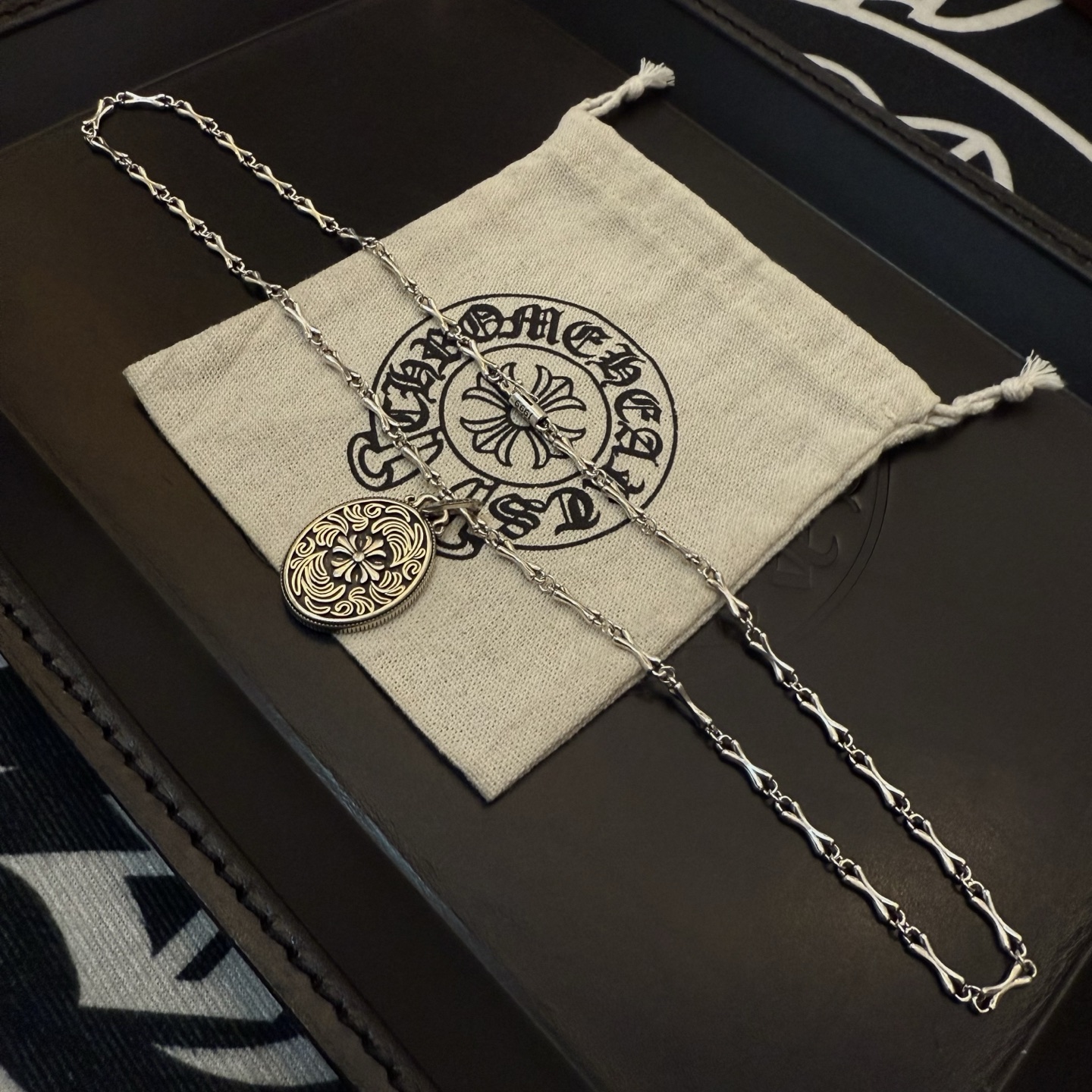 💰145 【专柜品质】Chrome Hearts克罗心骨节项链，椭圆藤蔓十字花吊坠 凹凸造型不同的花纹设计风格 呈现出与众不同 十字架 童军花是克罗心的志 所以更经久不衰 正品打版Chrome Hearts克罗心 区别市场普通轻版 对版对标品质 看字印细节 复古做旧灰氧程度.精工版本！！！ 纯手工打造 ～正品开模💝潮流时尚必备 男女均可佩戴 情侣同款 官网原版 摇滚朋克泰银风格 复古元素 潮流百搭！