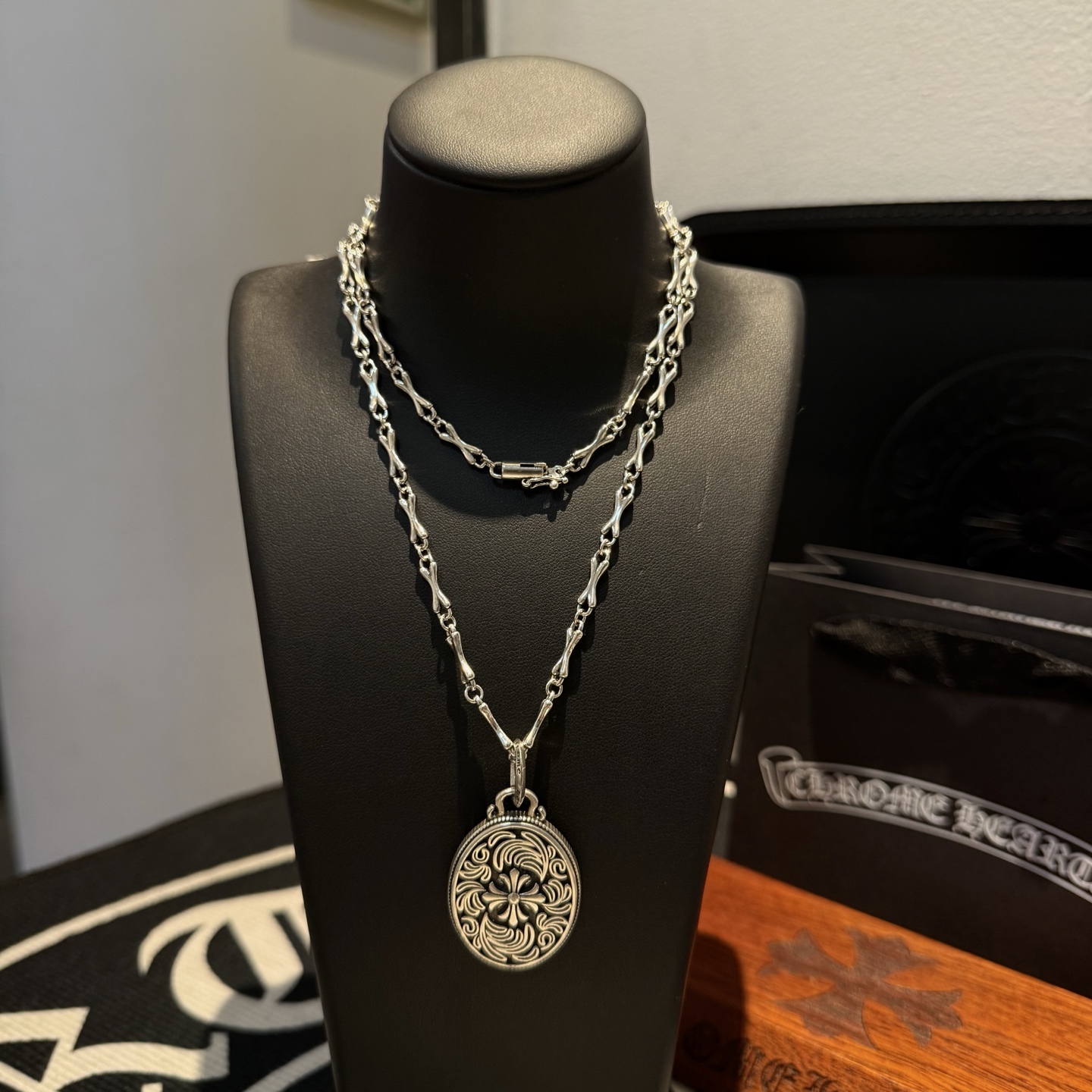 💰145 【专柜品质】Chrome Hearts克罗心骨节项链，椭圆藤蔓十字花吊坠 凹凸造型不同的花纹设计风格 呈现出与众不同 十字架 童军花是克罗心的志 所以更经久不衰 正品打版Chrome Hearts克罗心 区别市场普通轻版 对版对标品质 看字印细节 复古做旧灰氧程度.精工版本！！！ 纯手工打造 ～正品开模💝潮流时尚必备 男女均可佩戴 情侣同款 官网原版 摇滚朋克泰银风格 复古元素 潮流百搭！