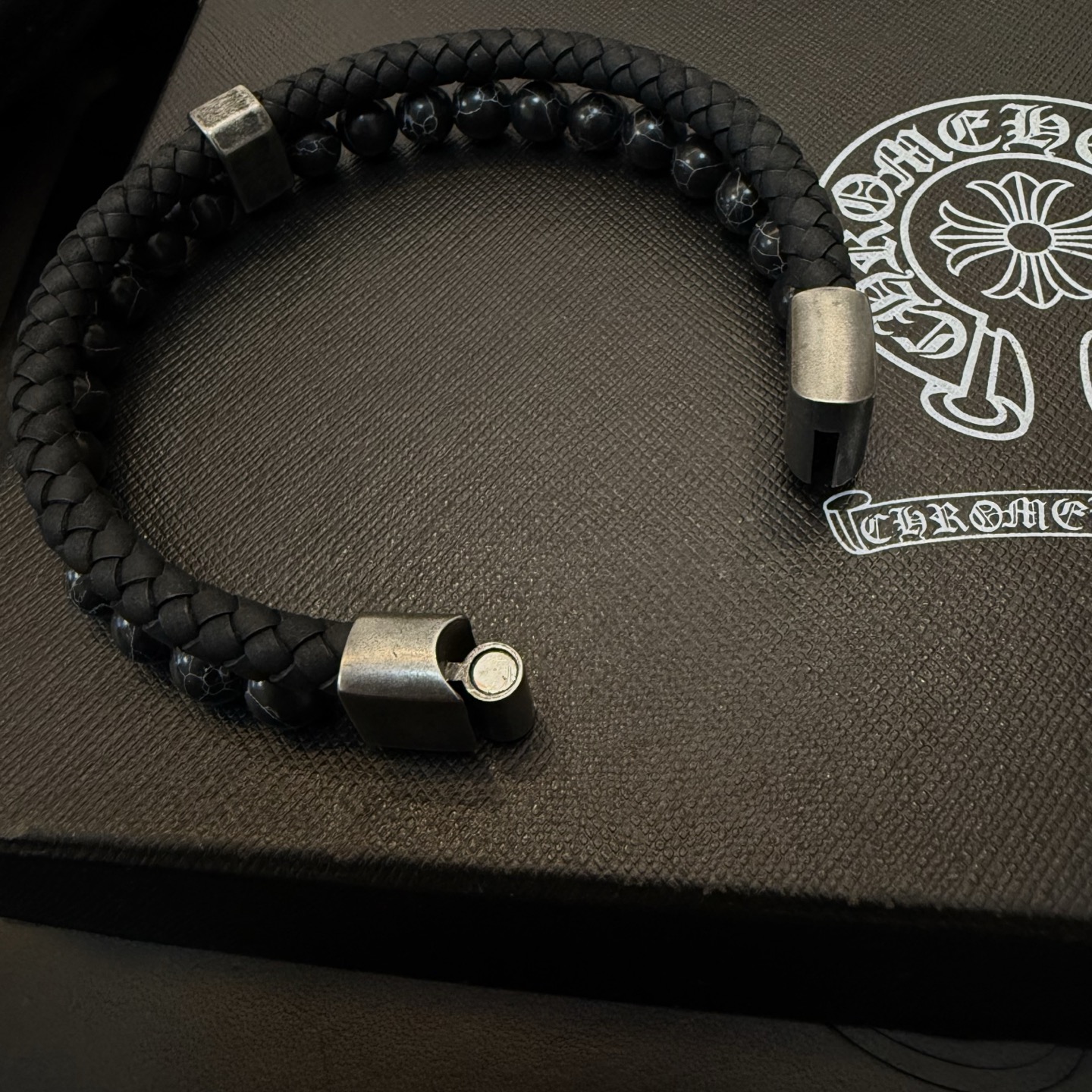 💰125  新款【专柜品质】Chrome Hearts克罗心十字架双层皮绳手链手绳，快手/ins/小红书热门，凹凸造型不同的花纹设计风格呈现出与众不同 十字架童军花是克罗心的标志 所以更经久不衰 正品打版Chrome Hearts克罗心 区别市场普通轻版 对版对标品质 看字印细节 复古做旧灰氧程度.精工版本！