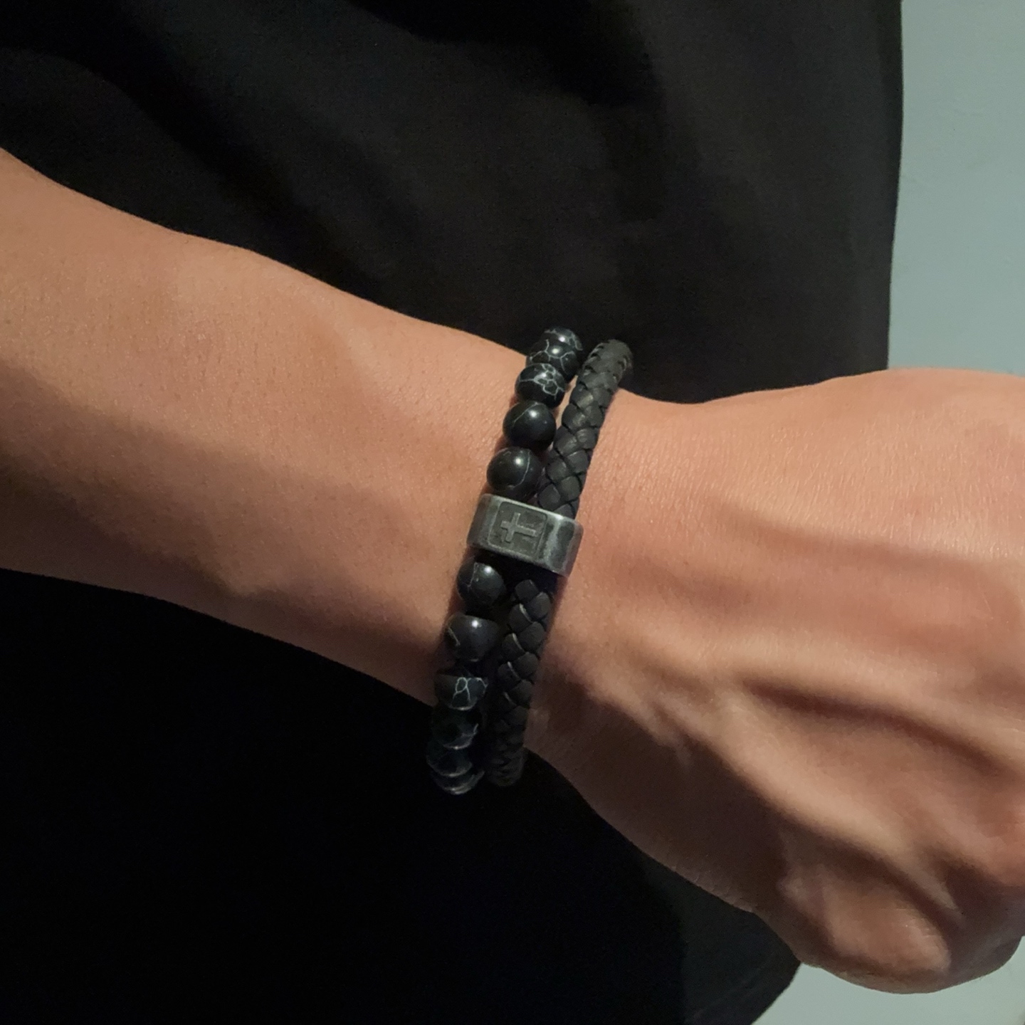 💰125  新款【专柜品质】Chrome Hearts克罗心十字架双层皮绳手链手绳，快手/ins/小红书热门，凹凸造型不同的花纹设计风格呈现出与众不同 十字架童军花是克罗心的标志 所以更经久不衰 正品打版Chrome Hearts克罗心 区别市场普通轻版 对版对标品质 看字印细节 复古做旧灰氧程度.精工版本！