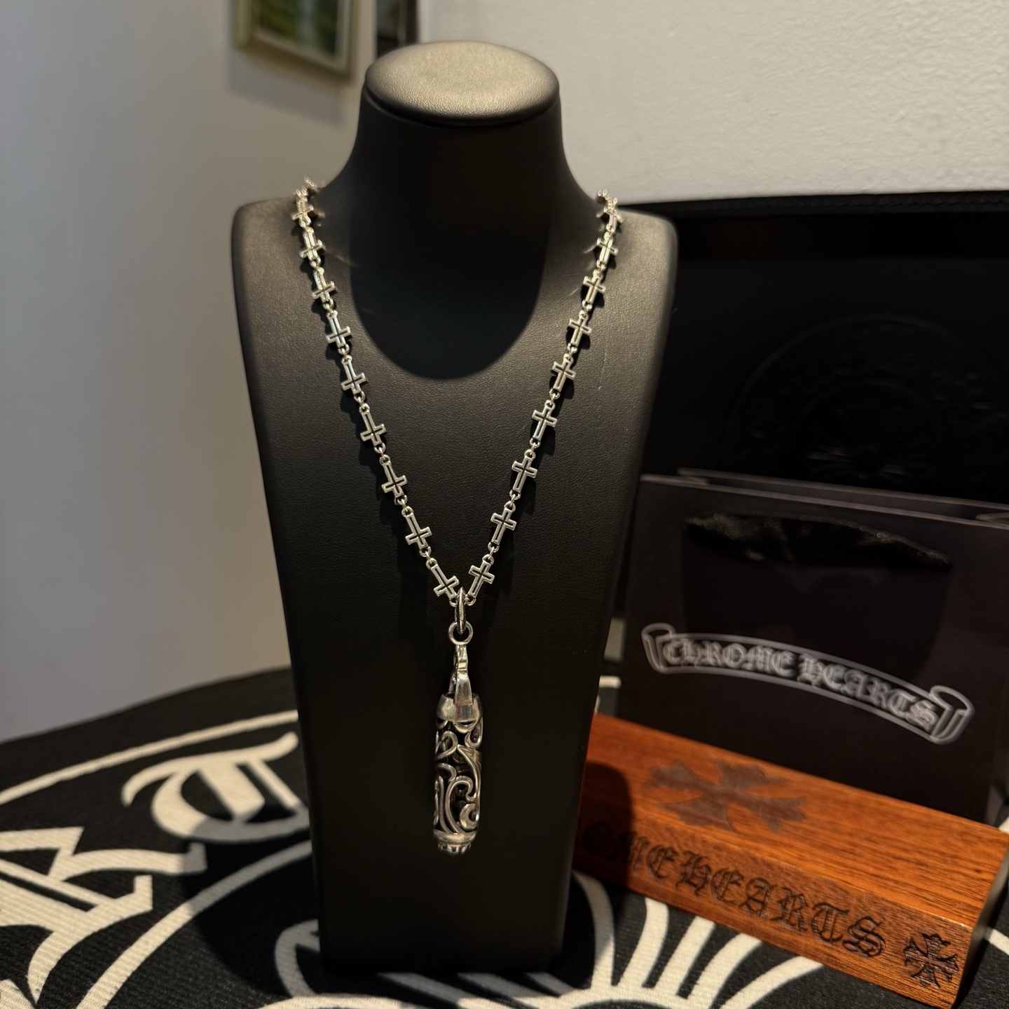 NO:113052,[Counter Quality] Chrome Hearts Cross Necklace, vine cylindrical pendant, different pattern design styles with concave and convex shapes, presenting unique cross Scout flowers are Croxin's ambitions, so they last longer. Genuine version of Chrome Hearts Croxin, differentiated from the market, benchmarked on the quality of the version, looking at the details of the letter printing, retro old gray oxygen level. Seiko version!  !  !  Pure handmade ~ Authentic model opening must-have fashion and fashion, both men and women can wear it, same style for couples, original official website, rock punk style silver style, retro elements, trendy and versatile!  , jewelry boutique, chrome hearts, chrome hearts, necklace19860909【专柜品质】Chrome Hearts克罗心十字架项链,藤蔓圆柱吊坠 凹凸造型不同的花纹设计风格 呈现出与众不同 十字架 童军花是克罗心的志 所以更经久不衰 正品打版Chrome Hearts克罗心 区别市场普通轻版 对版对标品质 看字印细节 复古做旧灰氧程度.精工版本！！！ 纯手工打造 ～正品开模潮流时尚必备 男女均可佩戴 情侣同款 官网原版 摇滚朋克泰银风格 复古元素 潮流百搭！,饰品精品,chrome hearts,chrome hearts,necklace,Jewelry