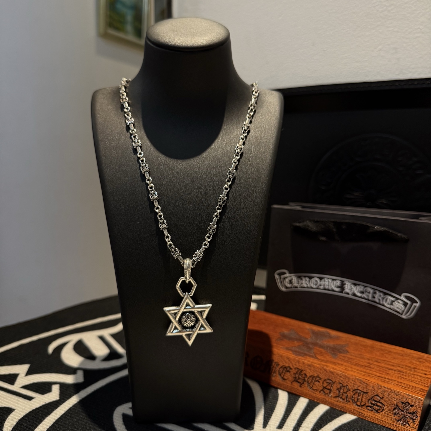 NO:113061,[Counter Quality] Chrome Hearts Cross Sword Necklace, Hexagram Pendant, Different Concave and Convex Scout Flowers are Croxin's ambitions, so they last forever. Genuine version of Chrome Hearts Croxin, differentiated from the market, benchmarked on the quality of the version, looking at the details of the letter printing, retro old gray oxygen level. Seiko version!  !  !  Pure handmade ~ Authentic model opening must-have fashion and fashion, both men and women can wear it, same style for couples, original official website, rock punk style silver style, retro elements, trendy and versatile!  , jewelry boutique, chrome hearts, chrome hearts, necklace19860909【专柜品质】Chrome Hearts克罗心十字架实剑项链,六芒星吊坠 凹凸造型不同的花纹设计风格 呈现出与众不同 十字架 童军花是克罗心的志 所以更经久不衰 正品打版Chrome Hearts克罗心 区别市场普通轻版 对版对标品质 看字印细节 复古做旧灰氧程度.精工版本！！！ 纯手工打造 ～正品开模潮流时尚必备 男女均可佩戴 情侣同款 官网原版 摇滚朋克泰银风格 复古元素 潮流百搭！,饰品精品,chrome hearts,chrome hearts,necklace,Jewelry