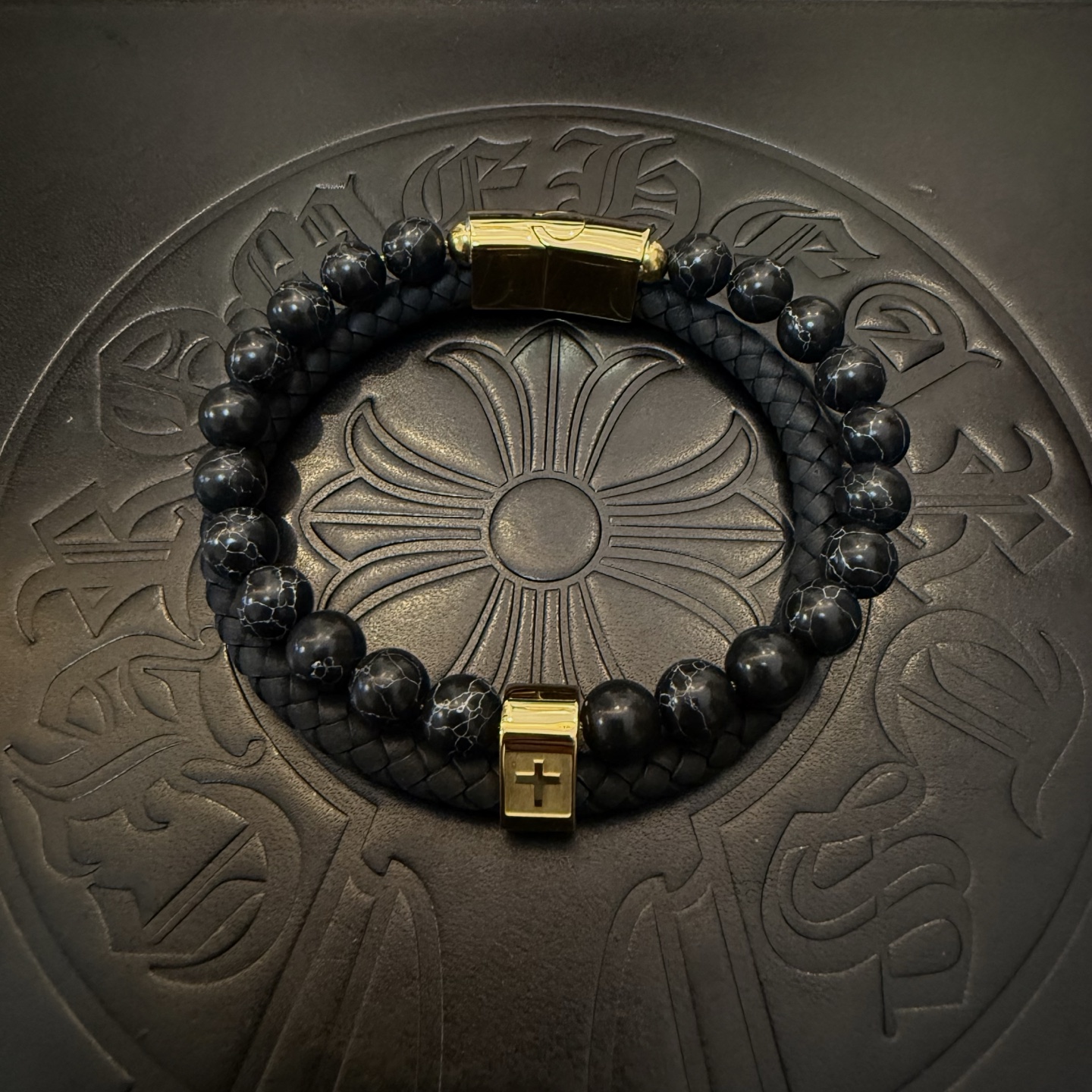 NO:113070,New [Counter Quality] Chrome Hearts Cross Double Leather Bracelet, Kuaishou/ins/Little Red Book popular, different concave and convex and convex design styles present unique. Cross Scout Flower is the logo of Crowe, so it lasts for a long time. Genuine version of Chrome Hearts Crowe, different from the market, the normal light version, the quality of the version, the details of the print, the retro, the old gray oxygen level. The semester version!  , jewelry boutique, chrome hearts, chrome hearts, bracelet19860909新款【专柜品质】Chrome Hearts克罗心十字架双层真皮手镯,快手/ins/小红书热门,凹凸造型不同的花纹设计风格呈现出与众不同 十字架童军花是克罗心的标志 所以更经久不衰 正品打版Chrome Hearts克罗心 区别市场普通轻版 对版对标品质 看字印细节 复古做旧灰氧程度.精工版本！,饰品精品,chrome hearts,chrome hearts,bracelet,Jewelry