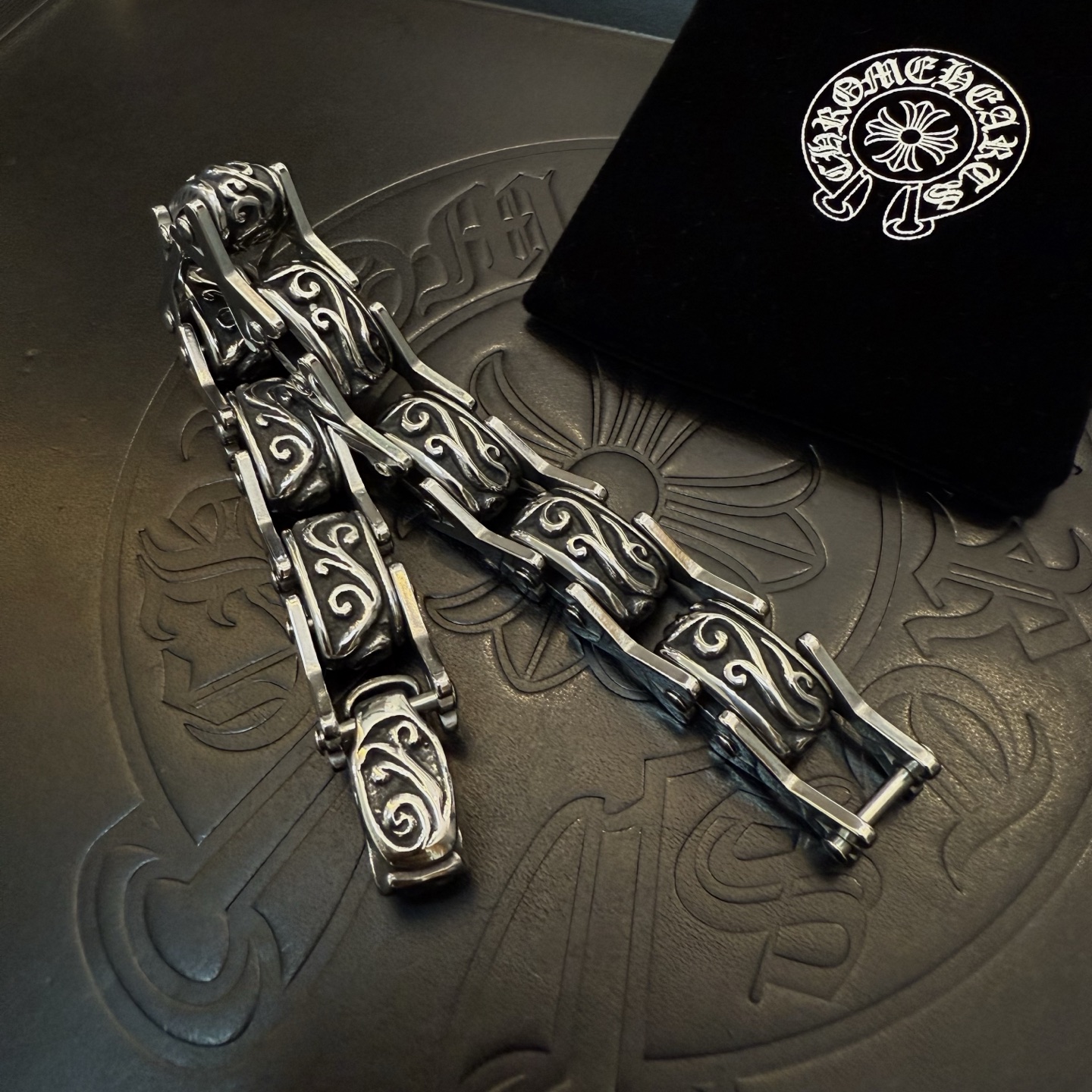 NO:113067,New [Counter Quality] Chrome Hearts Croxin vine bracelet, Kuaishou/ins/Little Red Book popular, different concave and convex and convex design styles present unique. Cross Scout flowers are Croxin's logo, so they last longer. Genuine version Chrome Hearts Croxin, differentiate the market ordinary light version, match the quality, look at the details of the letter printing, retro, old gray oxygen level. Seiko version!  , jewelry boutique, chrome hearts, chrome hearts, bracelet19860909新款【专柜品质】Chrome Hearts克罗心藤蔓手链,快手/ins/小红书热门,凹凸造型不同的花纹设计风格呈现出与众不同 十字架童军花是克罗心的标志 所以更经久不衰 正品打版Chrome Hearts克罗心 区别市场普通轻版 对版对标品质 看字印细节 复古做旧灰氧程度.精工版本！,饰品精品,chrome hearts,chrome hearts,bracelet,Jewelry