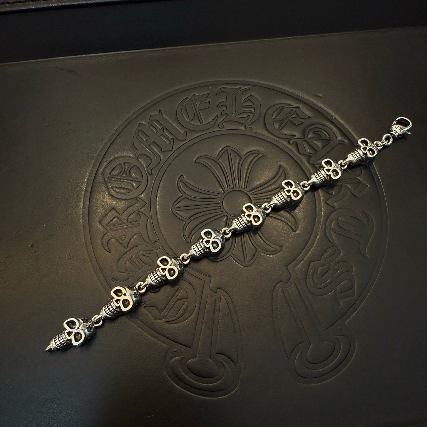NO:113816,New [Counter Quality] Chrome Hearts Croxin retro skull bracelet with different concave and convex shapes, presenting unique styles. Cross Scout flowers are Croxin's ambitions, so they last longer. Genuine version of Chrome Hearts Croxin, differentiating the market ordinary light version, matching the quality, looking at the details of the letter printing, retro old gray oxygen level. Seiko version!  !  !  Pure handmade ~ Authentic model opening must-have fashion and fashion, both men and women can wear it, same style for couples, original official website, rock punk style silver style, retro elements, trendy and versatile!  , jewelry boutique, chrome hearts, chrome hearts, bracelet19860909新款【专柜品质】Chrome Hearts克罗心复古骷髅头手链 凹凸造型不同的花纹设计风格 呈现出与众不同 十字架 童军花是克罗心的志 所以更经久不衰 正品打版Chrome Hearts克罗心 区别市场普通轻版 对版对标品质 看字印细节 复古做旧灰氧程度.精工版本！！！ 纯手工打造 ～正品开模潮流时尚必备 男女均可佩戴 情侣同款 官网原版 摇滚朋克泰银风格 复古元素 潮流百搭！,饰品精品,chrome hearts,chrome hearts,bracelet,Jewelry