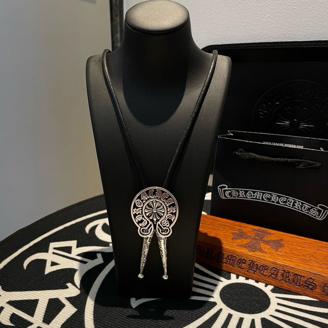 NO:113827,New models [Counter Quality] Chrome Hearts Croxin Horseshoe Printing Logo Leather Rope Braided Necklace, adjust the length at will, Kuaishou/ins/Little Red Book Popular, Different concave and convex design styles, presenting uniqueness, Cross Scout flowers are Croxin's ambitions, so they last longer, genuine version Chrome Hearts Croxin, different from the market ordinary light version, benchmarking quality, looking at the details of the letter printing, retro old gray oxygen level. Seiko version!  !  !  Pure handmade ~ Authentic model opening must-have fashion and fashion, both men and women can wear it, same style for couples, original official website, rock punk style silver style, retro elements, trendy and versatile!  , jewelry boutique, chrome hearts, chrome hearts, necklace19860909批新款【专柜品质】Chrome Hearts克罗心马蹄印标志皮绳编织项链 ,任意调节长度,快手/ins/小红书热门 凹凸造型不同的花纹设计风格 呈现出与众不同 十字架 童军花是克罗心的志 所以更经久不衰 正品打版Chrome Hearts克罗心 区别市场普通轻版 对版对标品质 看字印细节 复古做旧灰氧程度.精工版本！！！ 纯手工打造 ～正品开模潮流时尚必备 男女均可佩戴 情侣同款 官网原版 摇滚朋克泰银风格 复古元素 潮流百搭！,饰品精品,chrome hearts,chrome hearts,necklace,Jewelry