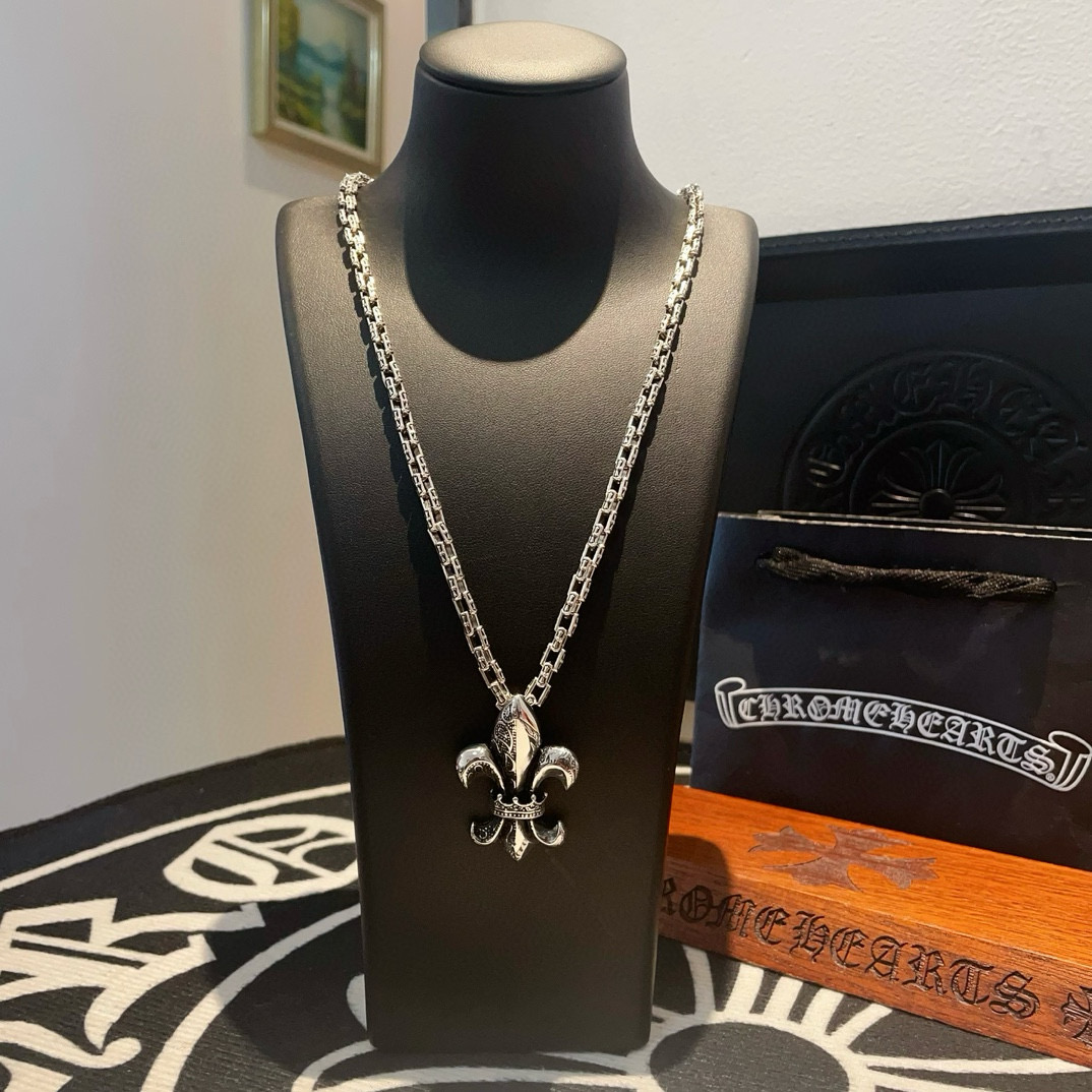 NO:113820,New [Counter Quality] Chrome Hearts Croxin Classic retro cross necklace Scout flower pendant Different concave and convex shapes present unique styles Cross Scout flower is Croxin's ambition, so it lasts for a long time Genuine version Chrome Hearts Croxin Difference to the market ordinary light version Corresponding to the quality of the version Benchmarking the details of the letter printing Retro old gray oxygen level. Seiko version!  !  !  Pure handmade ~ Authentic model opening must-have fashion and fashion, both men and women can wear it, same style for couples, original official website, rock punk style silver style, retro elements, trendy and versatile!  , jewelry boutique, chrome hearts, chrome hearts, necklace19860909新款【专柜品质】Chrome Hearts克罗心 经典复古十字架项链 童军花吊坠 凹凸造型不同的花纹设计风格 呈现出与众不同 十字架 童军花是克罗心的志 所以更经久不衰 正品打版Chrome Hearts克罗心 区别市场普通轻版 对版对标品质 看字印细节 复古做旧灰氧程度.精工版本！！！ 纯手工打造 ～正品开模潮流时尚必备 男女均可佩戴 情侣同款 官网原版 摇滚朋克泰银风格 复古元素 潮流百搭！,饰品精品,chrome hearts,chrome hearts,necklace,Jewelry