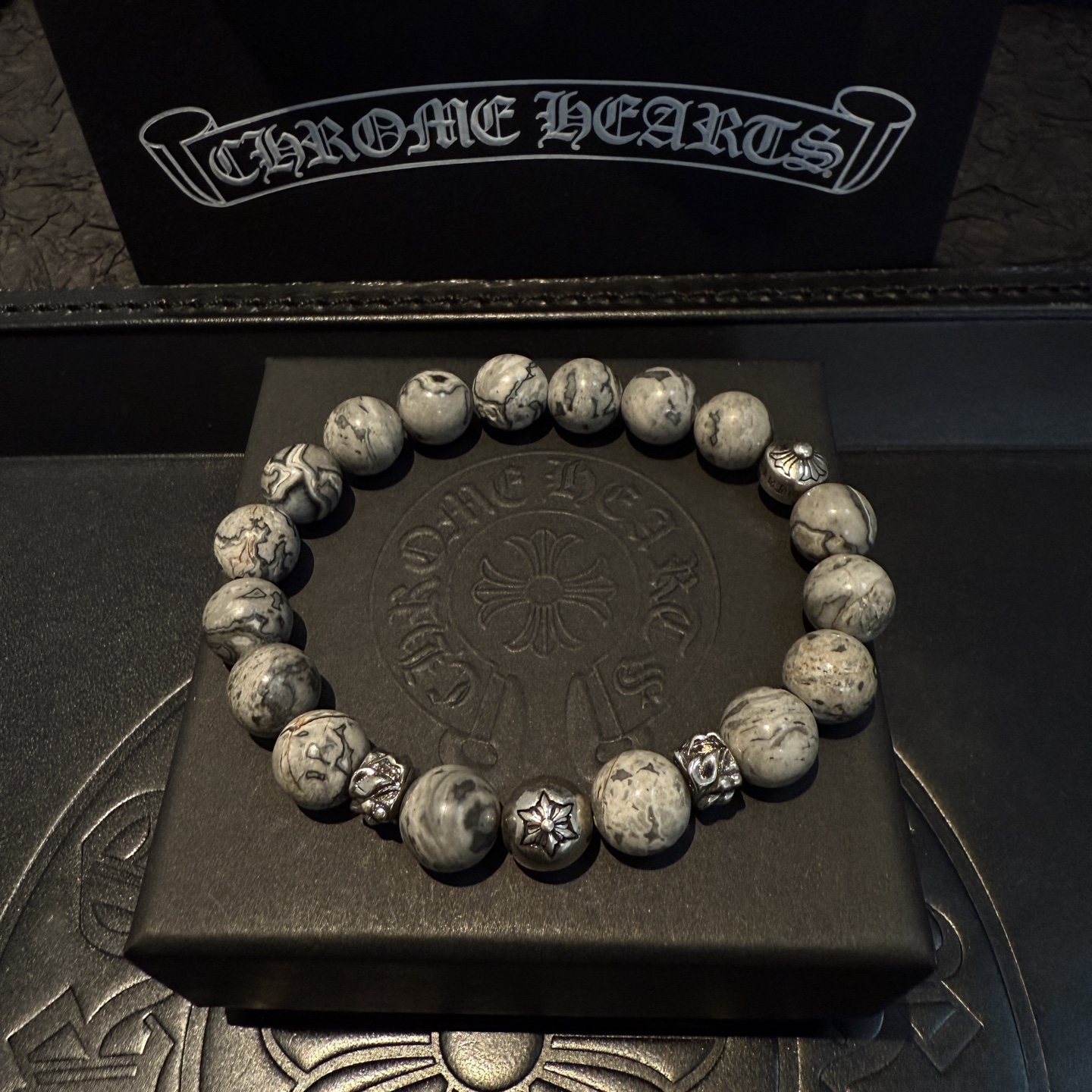 NO:113830,New [Counter Quality] Chrome Hearts Croxin Classic retro multi-element bracelet bracelets, different pattern design styles with different concave and convex shapes, presenting uniqueness. Cross Scout flowers are Croxin's ambitions, so they last longer. Genuine version of Chrome Hearts Croxin, differentiating the market ordinary light version, matching the quality, looking at the details of the letter printing, retro old gray oxygen level. Seiko version!  !  !  Pure handmade ~ Authentic model opening must-have fashion and fashion, both men and women can wear it, same style for couples, original official website, rock punk style silver style, retro elements, trendy and versatile!  , jewelry boutique, chrome hearts, chrome hearts, bracelet19860909新款【专柜品质】Chrome Hearts克罗心 经典复古多元素手链手串,凹凸造型不同的花纹设计风格 呈现出与众不同 十字架 童军花是克罗心的志 所以更经久不衰 正品打版Chrome Hearts克罗心 区别市场普通轻版 对版对标品质 看字印细节 复古做旧灰氧程度.精工版本！！！ 纯手工打造 ～正品开模潮流时尚必备 男女均可佩戴 情侣同款 官网原版 摇滚朋克泰银风格 复古元素 潮流百搭！,饰品精品,chrome hearts,chrome hearts,bracelet,Jewelry