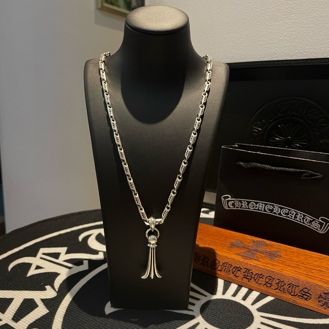 NO:113832,[Counter Quality] Chrome Hearts Croxin classic multi-element cross necklace, phoenix tail pendant, different pattern design styles with concave and convex shapes, presenting unique cross. The Scout flower is Croxin's ambition, so it lasts for a long time. The authentic version of Chrome Hearts Croxin is different from the market. The normal light version of the market is matched with the quality. Look at the details of the letter printing. The degree of retro old gray oxygen. Seiko version!  !  !  Pure handmade ~ Authentic model opening must-have fashion and fashion, both men and women can wear it, same style for couples, original official website, rock punk style silver style, retro elements, trendy and versatile!  , jewelry boutique, chrome hearts, chrome hearts, necklace19860909【专柜品质】Chrome Hearts克罗心经典多元素十字架项链,凤尾吊坠 凹凸造型不同的花纹设计风格 呈现出与众不同 十字架 童军花是克罗心的志 所以更经久不衰 正品打版Chrome Hearts克罗心 区别市场普通轻版 对版对标品质 看字印细节 复古做旧灰氧程度.精工版本！！！ 纯手工打造 ～正品开模潮流时尚必备 男女均可佩戴 情侣同款 官网原版 摇滚朋克泰银风格 复古元素 潮流百搭！,饰品精品,chrome hearts,chrome hearts,necklace,Jewelry