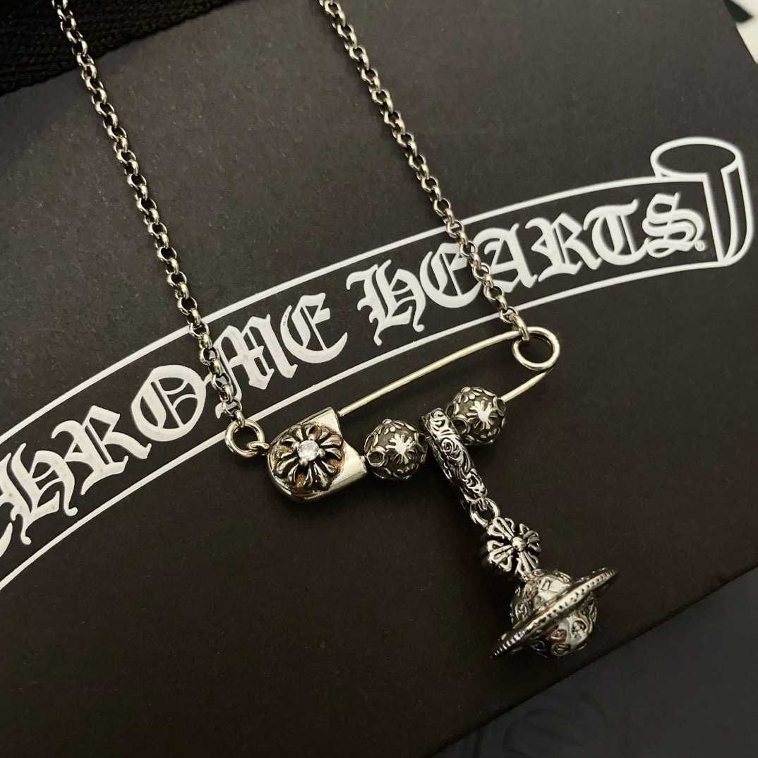💰135 新款【专柜品质】Chrome Hearts克罗心别针十字架项链，凹凸造型不同的花纹设计风格呈现出与众不同 十字架童军花是克罗心的标志 所以更经久不衰 正品打版Chrome Hearts克罗心 区别市场普通轻版 对版对标品质 看字印细节 复古做旧灰氧程度.精工版本！