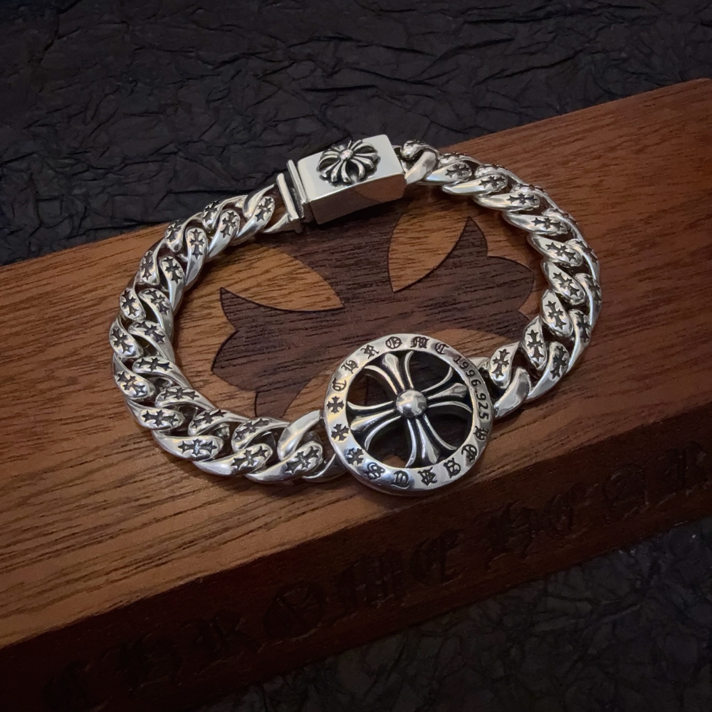 NO:113435,New [Counter Quality] Chrome Hearts retro cross Cuban bracelet, different pattern design styles with different concave and concave shapes present a unique style. Cross Scout flowers are Croxin's logo, so they last longer. Genuine version of Chrome Hearts Croxin, differentiate the market ordinary light version, match the quality, look at the details of the letter printing, retro old gray oxygen level. Seiko version!  Size: 18 20 22 24cm, jewelry boutique, chrome hearts, chrome hearts, bracelet19860909新款【专柜品质】Chrome Hearts克罗心复古十字架古巴手链,凹凸造型不同的花纹设计风格呈现出与众不同 十字架童军花是克罗心的标志 所以更经久不衰 正品打版Chrome Hearts克罗心 区别市场普通轻版 对版对标品质 看字印细节 复古做旧灰氧程度.精工版本！尺寸:18 20 22 24cm,饰品精品,chrome hearts,chrome hearts,bracelet,Jewelry