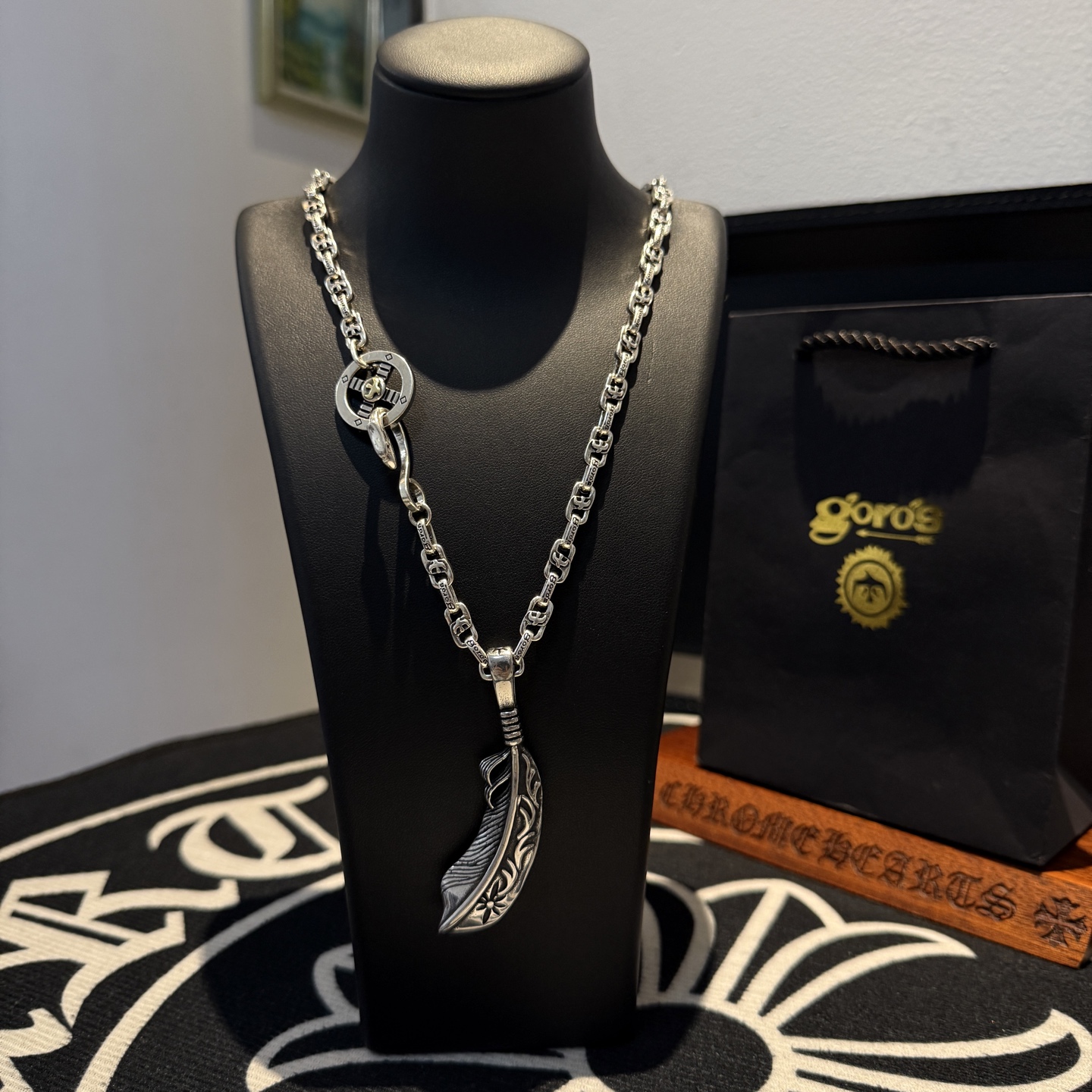 NO:113445,[New Products are on the Shelves] Goro Takahashi Goro Feiying Feather Necklace, top version, recognized exclusive shooting, focusing on the high-end market, Kuaishou/ins/Xiaohongshu popular models, absolutely different from ordinary versions!  The details of the picture product are consistent with ZP!  Original production process, precision quality, purely handmade, authentic model opening, fashion essentials, both men and women can wear, same couple style, rock punk silver style, retro elements, trendy and versatile, same style on the official website, fine jewelry, necklace19860909【新品上架】Goro’s高桥吾郎飞鹰羽毛项链,顶级版本,认准独家拍摄,主攻高端市场 ,快手/ins/小红书热门款,绝对区别普通版本！图片产品细节与ZP一致！原版制作工艺 精工品质 纯手工打造 ～正品开模潮流时尚必备 男女均可佩戴 情侣款同款 摇滚朋克泰银风格 复古元素 潮流百搭 官网同款,饰品精品,necklace,Jewelry