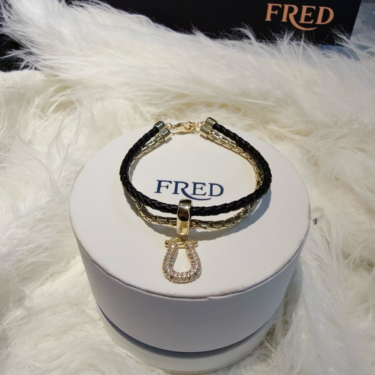 NO:380104,Popular Feredman Diamond Horseshoe Buckle Double Bracelet Bracelet is classic and versatile, Internet celebrity expert, a must-have item for fashion, fashionable and exquisite, 11 pairs of customized versions, the difference is that the ordinary version on the market, the thickened electroplating 18k process, the effect is very versatile!  !  , jewelry quality, bracelet19860909火爆 费雷德满钻马蹄扣双层手镯手绳经典百搭,网红达人 时尚一族备必单品,时尚精致,11对版定制,区别在于市面上普通版本,加厚电镀18k工艺,上手效果非常百搭！！,饰品精品,bracelet,Jewelry