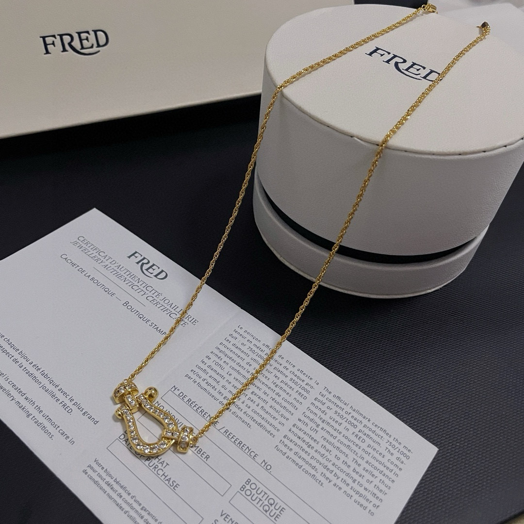 NO:113456,Purchase: Feredman Diamond Horseshoe Buckle Necklace, Seiko Micro Inlay, High-end Customization, counter material, thickened electroplating technology, with logo, very iconic, simple and elegant, and casual matching is very fashionable!  , jewelry boutique, necklace19860909批  费雷德满钻马蹄扣项链,精工微镶,高端定制,专柜材质,加厚电镀工艺,带logo,非常有标志性,简洁大方,随意搭配都很有时尚感！,饰品精品,necklace,Jewelry