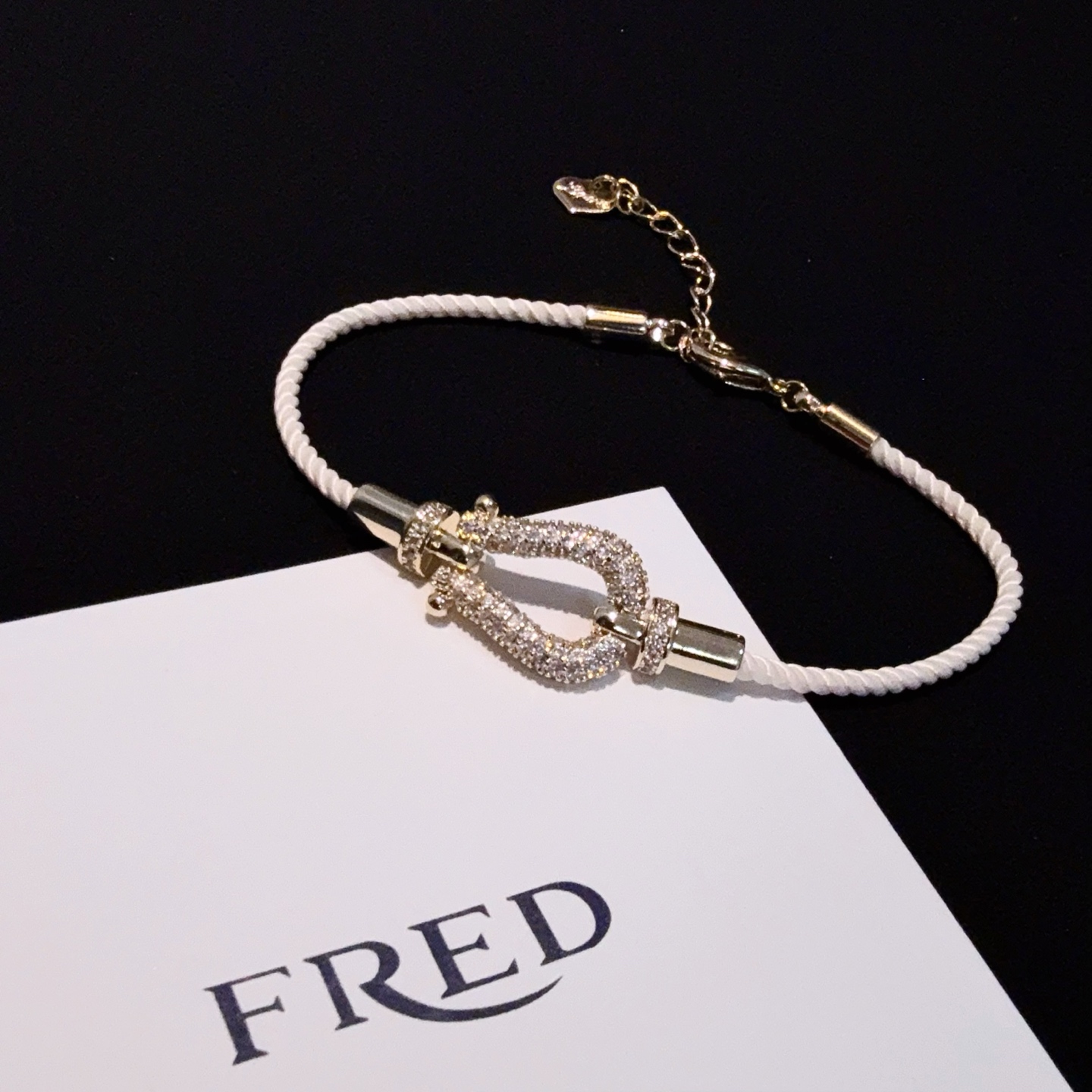 NO:380122,Popular Feredman Diamond Horseshoe Buckle Bracelet, classic and versatile, Internet celebrity expert, a must-have item for fashion, fashionable and exquisite, 11 pairs of customized versions, thickened electroplating 18k technology, different from the ordinary version on the market, the effect of getting used is very versatile!  !  , jewelry boutique, bracelet, bracelet19860909火爆 费雷德满钻马蹄扣手镯手链,经典百搭,网红达人 时尚一族备必单品,时尚精致,11对版定制,加厚电镀18k工艺,区别市面上普通版本上手效果非常百搭！！,饰品精品,bracelet,bracelet,Jewelry