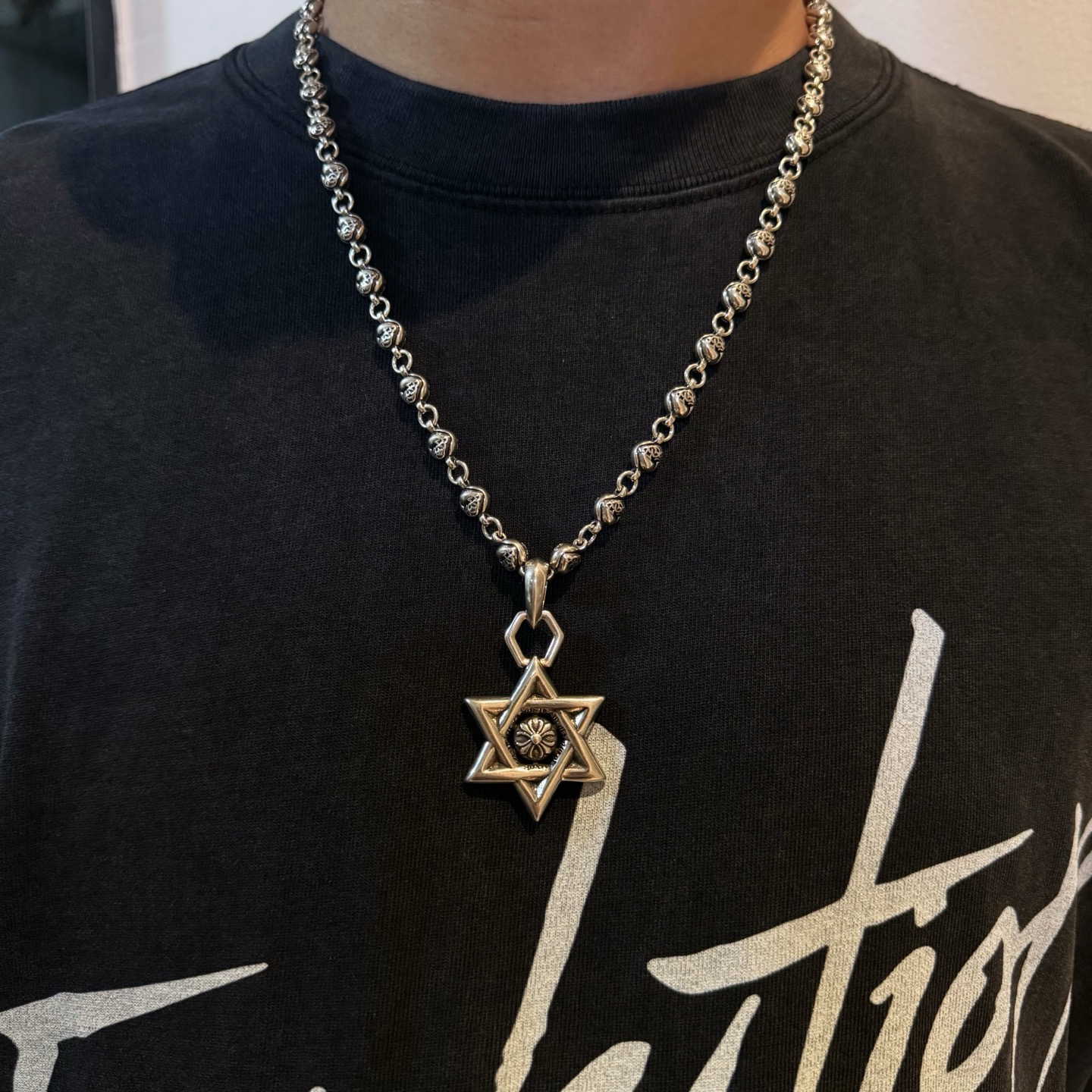 NO:113462,Nicholas Tse's same model, Douyin/Kuaishou/ins/Xiaohongshu/Live Hot, New [Counter Quality] Chrome Hearts Croxin Tenghua Love Necklace, Hexagram Pendant, Concave and Convex and Convex Scout Flowers present a unique style. Cross Scout Flowers are Croxin's ambitions, so they last longer. Genuine version of Chrome Hearts Croxin, different market light version, benchmarking quality, looking at the details of the letter printing, retro old gray oxygen level. Seiko version!  !  !  Pure handmade ~ Authentic model opening must-have fashion and fashion, both men and women can wear it, same style for couples, original official website, rock punk style silver style, retro elements, trendy and versatile!  , jewelry boutique, chrome hearts, chrome hearts, necklace19860909批 谢霆锋同款 抖音/快手/ins/小红书/直播热门 ,新款【专柜品质】Chrome Hearts克罗心藤花爱心项链 ,六芒星吊坠,凹凸造型不同的花纹设计风格 呈现出与众不同 十字架 童军花是克罗心的志 所以更经久不衰 正品打版Chrome Hearts克罗心 区别市场普通轻版 对版对标品质 看字印细节 复古做旧灰氧程度.精工版本！！！ 纯手工打造 ～正品开模潮流时尚必备 男女均可佩戴 情侣同款 官网原版 摇滚朋克泰银风格 复古元素 潮流百搭！,饰品精品,chrome hearts,chrome hearts,necklace,Jewelry