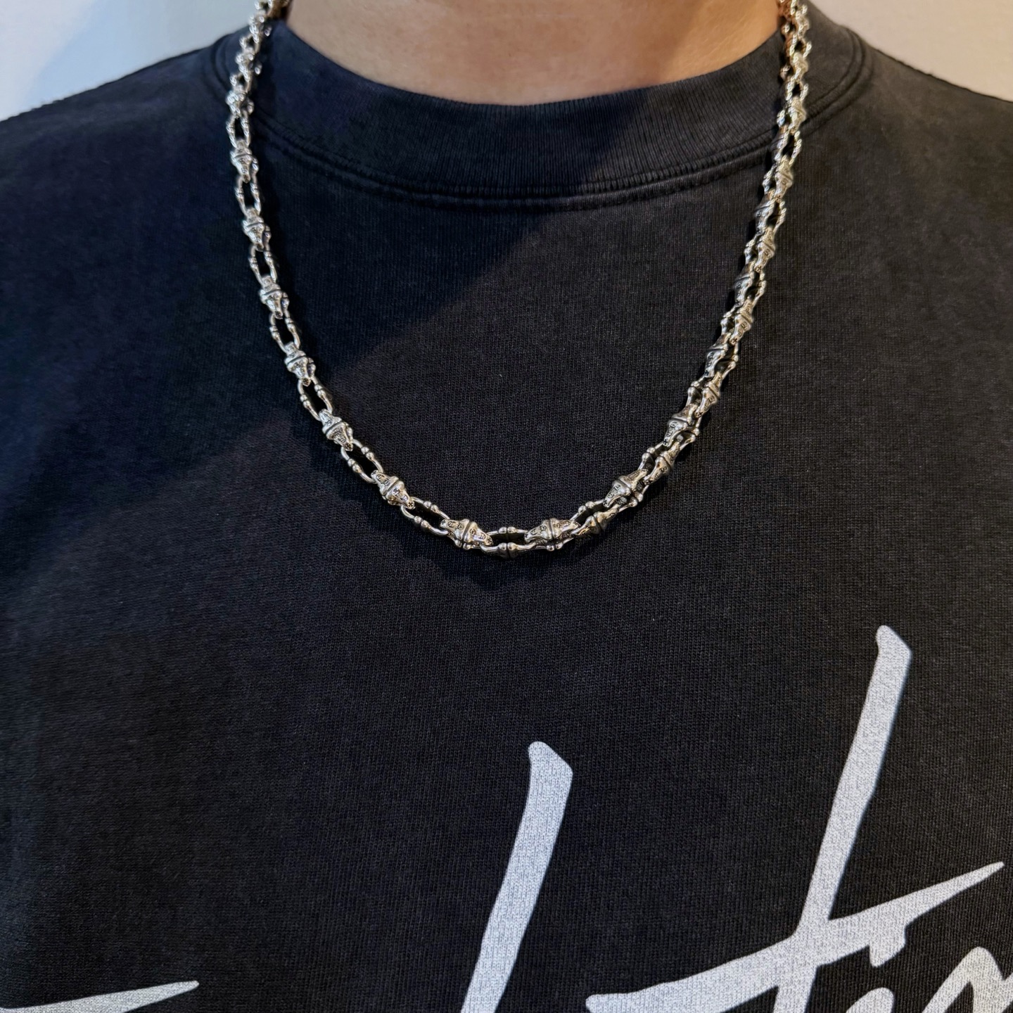 NO:113465,New models Nicholas Tse's same necklace, TikTok/Kuaishou/ins/Xiaohongshu/Live popular products, counter quality] Chrome Hearts Crowxin necklace, different concave and convex shapes, presenting unique styles, Cross Scout flowers are Crowxin's logo, so they last longer, genuine version Chrome Hearts Crowxin, different market light version, benchmark quality, look at the details of the letter printing, retro old gray oxygen level. Seiko version!  !  !  Pure handmade ~ Authentic model opening must-have fashion and fashion, both men and women can wear it, same style for couples, original official website, rock punk style silver style, retro elements, trendy and versatile!  , jewelry boutique, chrome hearts, chrome hearts, necklace19860909批 新款 谢霆锋同款项链 抖音/快手/ins/小红书/直播热门商品 专柜品质】Chrome Hearts克罗心项链 凹凸造型不同的花纹设计风格 呈现出与众不同 十字架 童军花是克罗心的标志 所以更经久不衰 正品打版Chrome Hearts克罗心 区别市场普通轻版 对版对标品质 看字印细节 复古做旧灰氧程度.精工版本！！！ 纯手工打造 ～正品开模潮流时尚必备 男女均可佩戴 情侣同款 官网原版 摇滚朋克泰银风格 复古元素 潮流百搭！,饰品精品,chrome hearts,chrome hearts,necklace,Jewelry