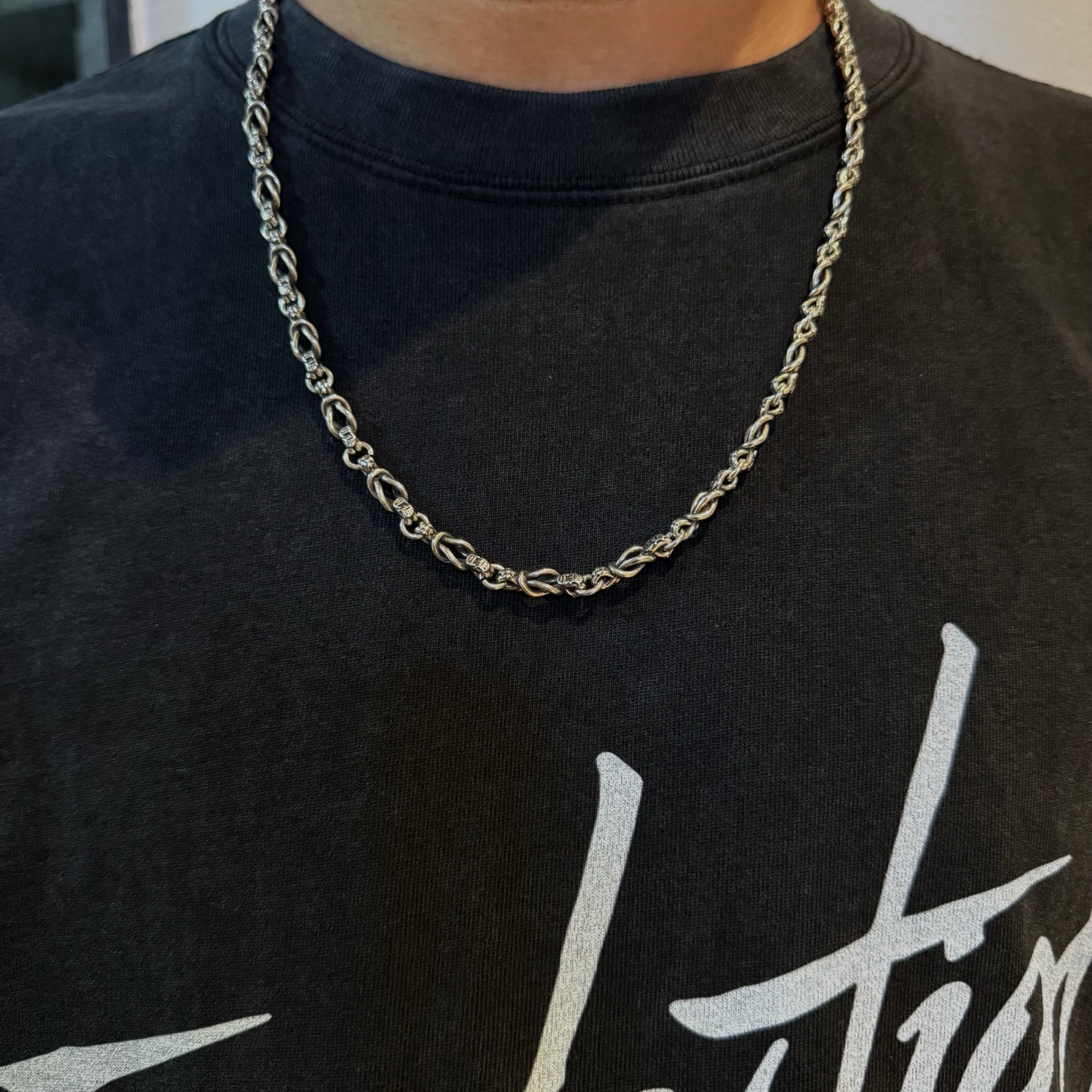 NO:113468,New model Nicholas Tse's same necklace [Counter Quality] Chrome Hearts Croxin Classic retro classic skull necklace Kuaishou/ins/Little Red Book popular, different concave and convex design styles present uniqueness Cross Scout flowers are Croxin's ambitions, so they last longer. Genuine version of Chrome Hearts Croxin, differentiated market ordinary light version, benchmarked on quality, look at the details of the letter printing, retro old gray oxygen level. Seiko version!  !  !  Pure handmade ~ Authentic model opening must-have fashion and fashion, both men and women can wear it, same style for couples, original official website, rock punk style silver style, retro elements, trendy and versatile!  , jewelry boutique, chrome hearts, chrome hearts, necklace19860909新款 谢霆锋同款项链【专柜品质】Chrome Hearts克罗心 经典复古经典骷髅头项链 快手/ins/小红书热门 凹凸造型不同的花纹设计风格 呈现出与众不同 十字架 童军花是克罗心的志 所以更经久不衰 正品打版Chrome Hearts克罗心 区别市场普通轻版 对版对标品质 看字印细节 复古做旧灰氧程度.精工版本！！！ 纯手工打造 ～正品开模潮流时尚必备 男女均可佩戴 情侣同款 官网原版 摇滚朋克泰银风格 复古元素 潮流百搭！,饰品精品,chrome hearts,chrome hearts,necklace,Jewelry