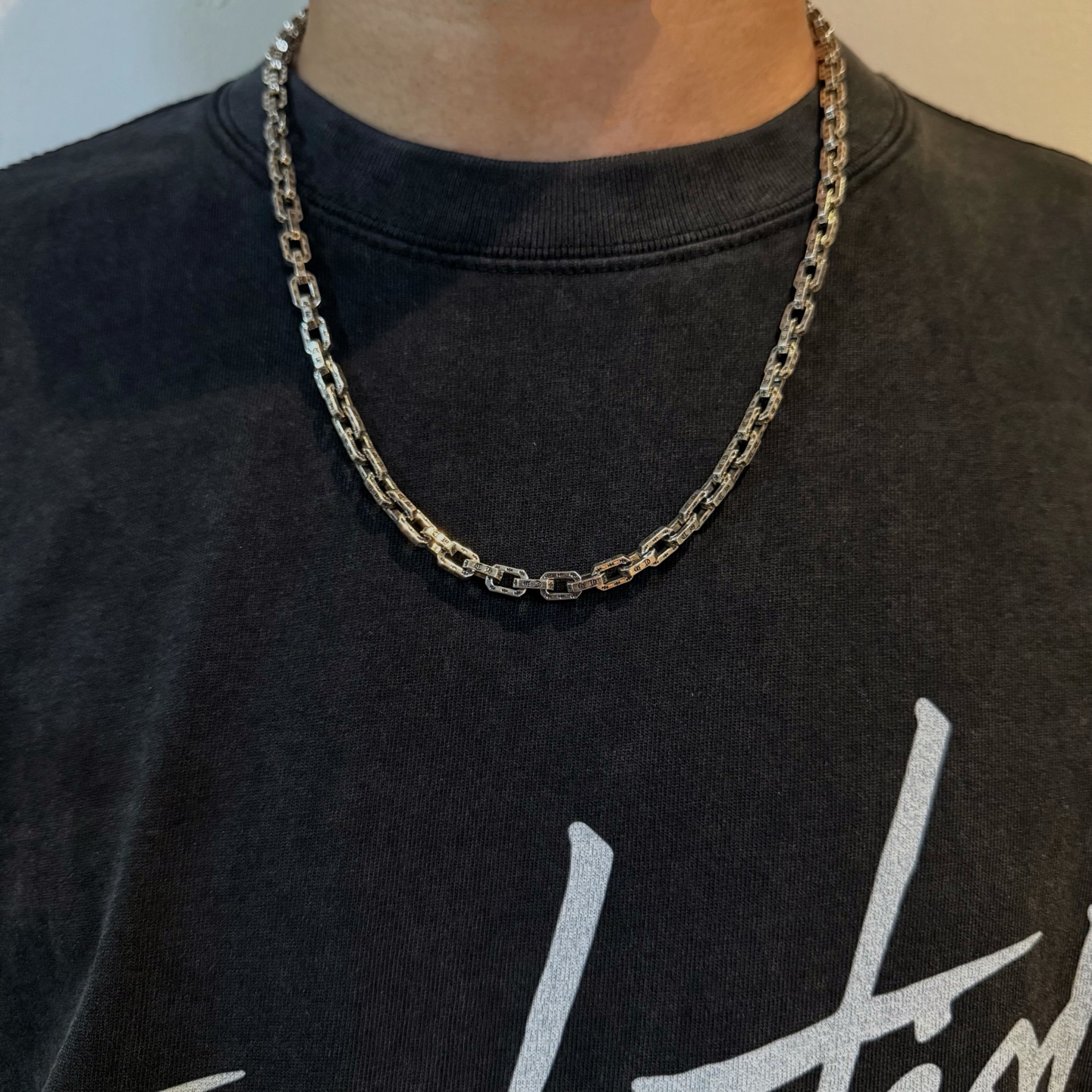 NO:113470,Nicholas Tse's same necklace, Douyin/Kuaishou/ins/Xiaohongshu/Live Hot, New [Counter Quality] Chrome Hearts Croxin letter lock necklace, different pattern design styles with concave and convex shapes, presenting uniqueness. Cross Scout flowers are Croxin's ambitions, so they last longer. Genuine version of Chrome Hearts Croxin, different from the market, benchmarking the quality of the version, looking at the details of the letter printing, retro, old gray oxygen level. Seiko version!  !  !  Pure handmade ~ Authentic model opening must-have fashion and fashion, both men and women can wear it, same style for couples, original official website, rock punk style silver style, retro elements, trendy and versatile!  , jewelry boutique, chrome hearts, chrome hearts, necklace19860909谢霆锋同款项链 抖音/快手/ins/小红书/直播热门 ,新款【专柜品质】Chrome Hearts克罗心字母锁扣项链 ,凹凸造型不同的花纹设计风格 呈现出与众不同 十字架 童军花是克罗心的志 所以更经久不衰 正品打版Chrome Hearts克罗心 区别市场普通轻版 对版对标品质 看字印细节 复古做旧灰氧程度.精工版本！！！ 纯手工打造 ～正品开模潮流时尚必备 男女均可佩戴 情侣同款 官网原版 摇滚朋克泰银风格 复古元素 潮流百搭！,饰品精品,chrome hearts,chrome hearts,necklace,Jewelry