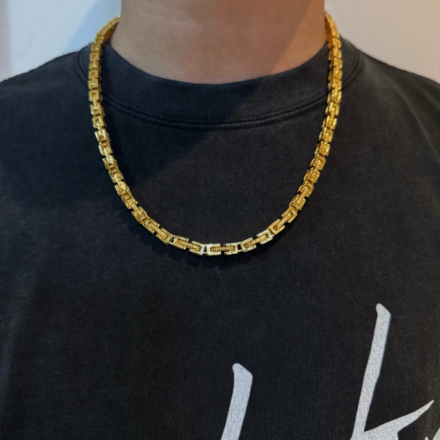 NO:113475,Nicholas Tse's same necklace [Counter Quality] Chrome Hearts Crowxin Golden classic retro multi-element necklace with different concave and concave and convex design styles presenting uniqueness Cross Scout flowers are Crowxin's ambitions, so they last longer. Genuine version of Chrome Hearts Crowxin, differentiated from the market, benchmarked on the quality of the version, looked at the details of the letter printing, the degree of retro old gray oxygen. Seiko version!  !  !  Pure handmade ~ Authentic model opening must-have fashion and fashion, both men and women can wear it, same style for couples, original official website, rock punk style silver style, retro elements, trendy and versatile!  , jewelry boutique, chrome hearts, chrome hearts, necklace, gold19860909批 谢霆锋同款项链【专柜品质】Chrome Hearts克罗心 黄金色经典复古多元素项链 凹凸造型不同的花纹设计风格 呈现出与众不同 十字架 童军花是克罗心的志 所以更经久不衰 正品打版Chrome Hearts克罗心 区别市场普通轻版 对版对标品质 看字印细节 复古做旧灰氧程度.精工版本！！！ 纯手工打造 ～正品开模潮流时尚必备 男女均可佩戴 情侣同款 官网原版 摇滚朋克泰银风格 复古元素 潮流百搭！,饰品精品,chrome hearts,chrome hearts,necklace,gold,Jewelry