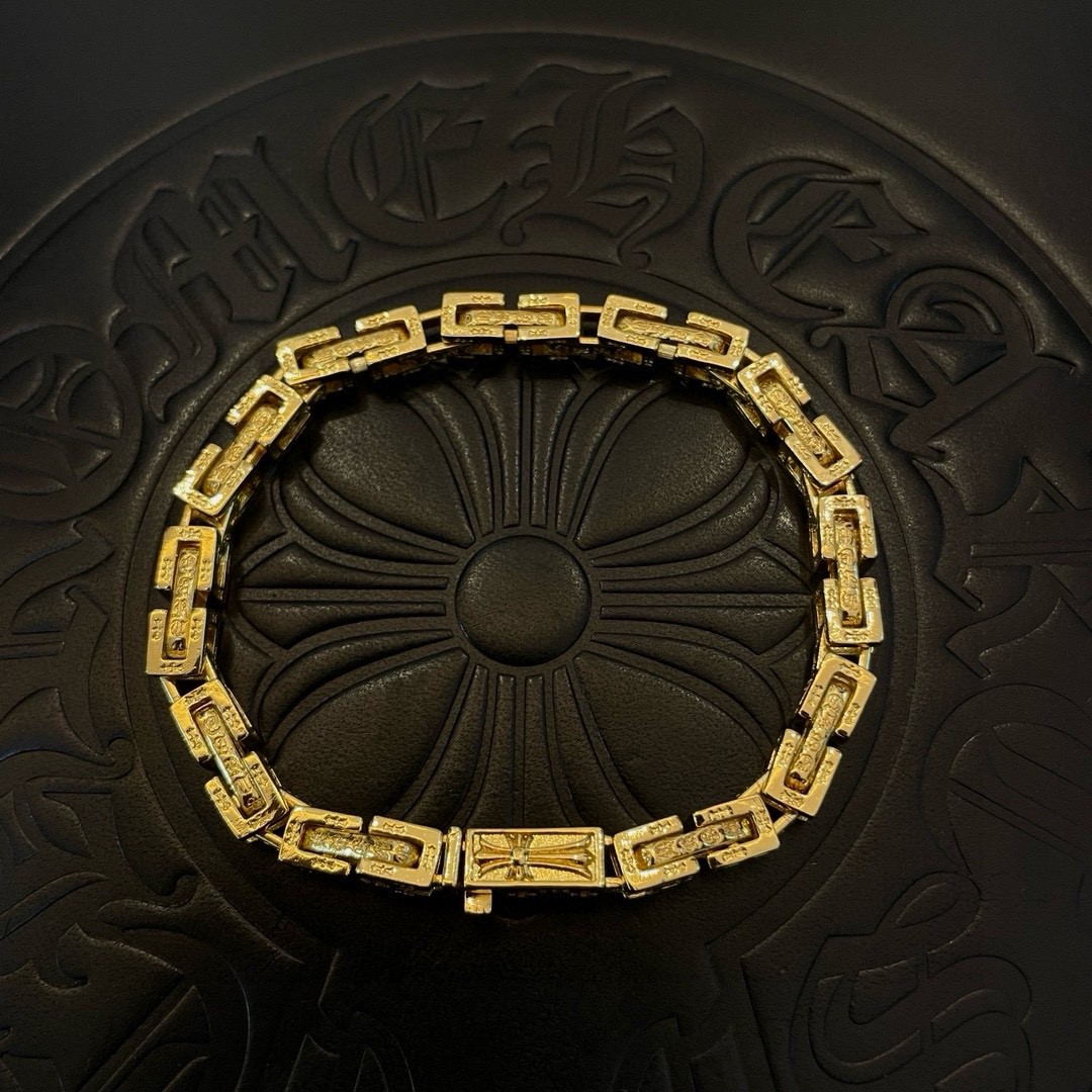 NO:113853,New [Counter Quality] Chrome Hearts Croxin Golden classic retro multi-element bracelet with different concave and convex shapes, presenting unique styles. Cross Scout flowers are Croxin's ambitions, so they last longer. Genuine version of Chrome Hearts Croxin, differentiating the market ordinary light version, matching the quality, looking at the details of the letter printing, retro old gray oxygen level. Seiko version!  !  !  Pure handmade ~ Authentic model opening must-have fashion and fashion, both men and women can wear it, same style for couples, original official website, rock punk style silver style, retro elements, trendy and versatile!  , jewelry boutique, chrome hearts, chrome hearts, bracelet, gold19860909新款【专柜品质】Chrome Hearts克罗心 黄金色经典复古多元素手链 凹凸造型不同的花纹设计风格 呈现出与众不同 十字架 童军花是克罗心的志 所以更经久不衰 正品打版Chrome Hearts克罗心 区别市场普通轻版 对版对标品质 看字印细节 复古做旧灰氧程度.精工版本！！！ 纯手工打造 ～正品开模潮流时尚必备 男女均可佩戴 情侣同款 官网原版 摇滚朋克泰银风格 复古元素 潮流百搭！,饰品精品,chrome hearts,chrome hearts,bracelet,gold,Jewelry