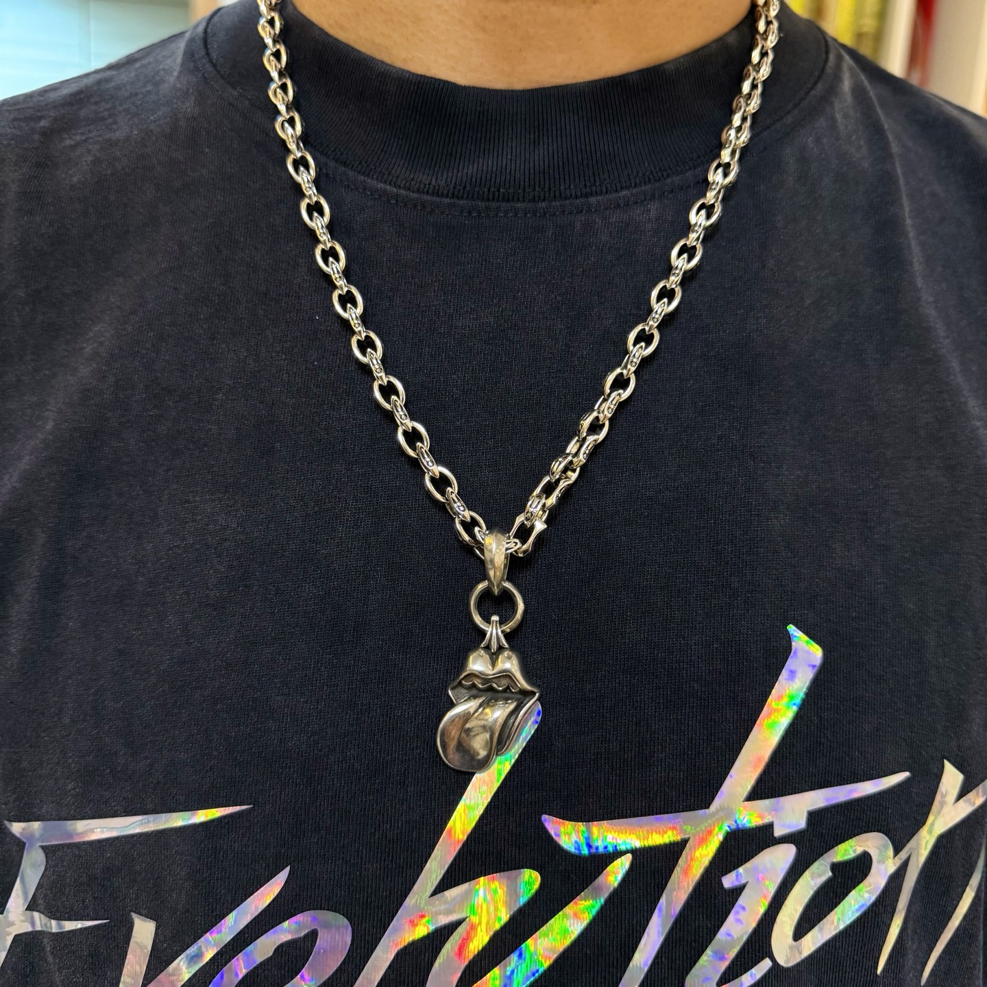 NO:113885,New [Counter Quality] Chrome Hearts Croxin Classic Retro Cross Necklace, Big Tongue Pendant, Different Concave and Convex and Convex Design Styles, Showing a unique style. Cross Scout Flower is Croxin's ambition, so it lasts for a long time. Genuine version of Chrome Hearts Croxin, differentiates the market, benchmarks the quality of the version, looks at the details of the letter printing, retro, old gray oxygen level. Seiko version!  !  !  Pure handmade ~ Authentic model opening must-have fashion and fashion, both men and women can wear it, same style for couples, original official website, rock punk style silver style, retro elements, trendy and versatile!  , jewelry boutique, chrome hearts, chrome hearts, necklace19860909新款【专柜品质】Chrome Hearts克罗心经典复古十字架项链 大舌头吊坠 凹凸造型不同的花纹设计风格 呈现出与众不同 十字架 童军花是克罗心的志 所以更经久不衰 正品打版Chrome Hearts克罗心 区别市场普通轻版 对版对标品质 看字印细节 复古做旧灰氧程度.精工版本！！！ 纯手工打造 ～正品开模潮流时尚必备 男女均可佩戴 情侣同款 官网原版 摇滚朋克泰银风格 复古元素 潮流百搭！,饰品精品,chrome hearts,chrome hearts,necklace,Jewelry