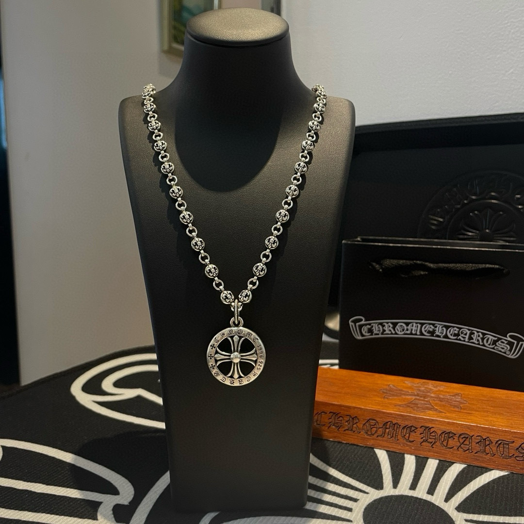 NO:113887,New [Counter Quality] Chrome Hearts Croxin Classic retro Scout flower necklace Round cross pendant Different pattern design styles with concave and convex shapes present unique cross Scout flower is Croxin's ambition, so it lasts for a long time. Genuine version of Chrome Hearts Croxin Difference to the market ordinary light version, match the quality of the version, look at the details of the letter printing, the degree of retro old gray oxygen. Seiko version!  !  !  Pure handmade ~ Authentic model opening must-have fashion and fashion, both men and women can wear it, same style for couples, original official website, rock punk style silver style, retro elements, trendy and versatile!  , jewelry boutique, chrome hearts, chrome hearts, necklace19860909新款【专柜品质】Chrome Hearts克罗心 经典复古童军花项链 圆十字架吊坠 凹凸造型不同的花纹设计风格 呈现出与众不同 十字架 童军花是克罗心的志 所以更经久不衰 正品打版Chrome Hearts克罗心 区别市场普通轻版 对版对标品质 看字印细节 复古做旧灰氧程度.精工版本！！！ 纯手工打造 ～正品开模潮流时尚必备 男女均可佩戴 情侣同款 官网原版 摇滚朋克泰银风格 复古元素 潮流百搭！,饰品精品,chrome hearts,chrome hearts,necklace,Jewelry