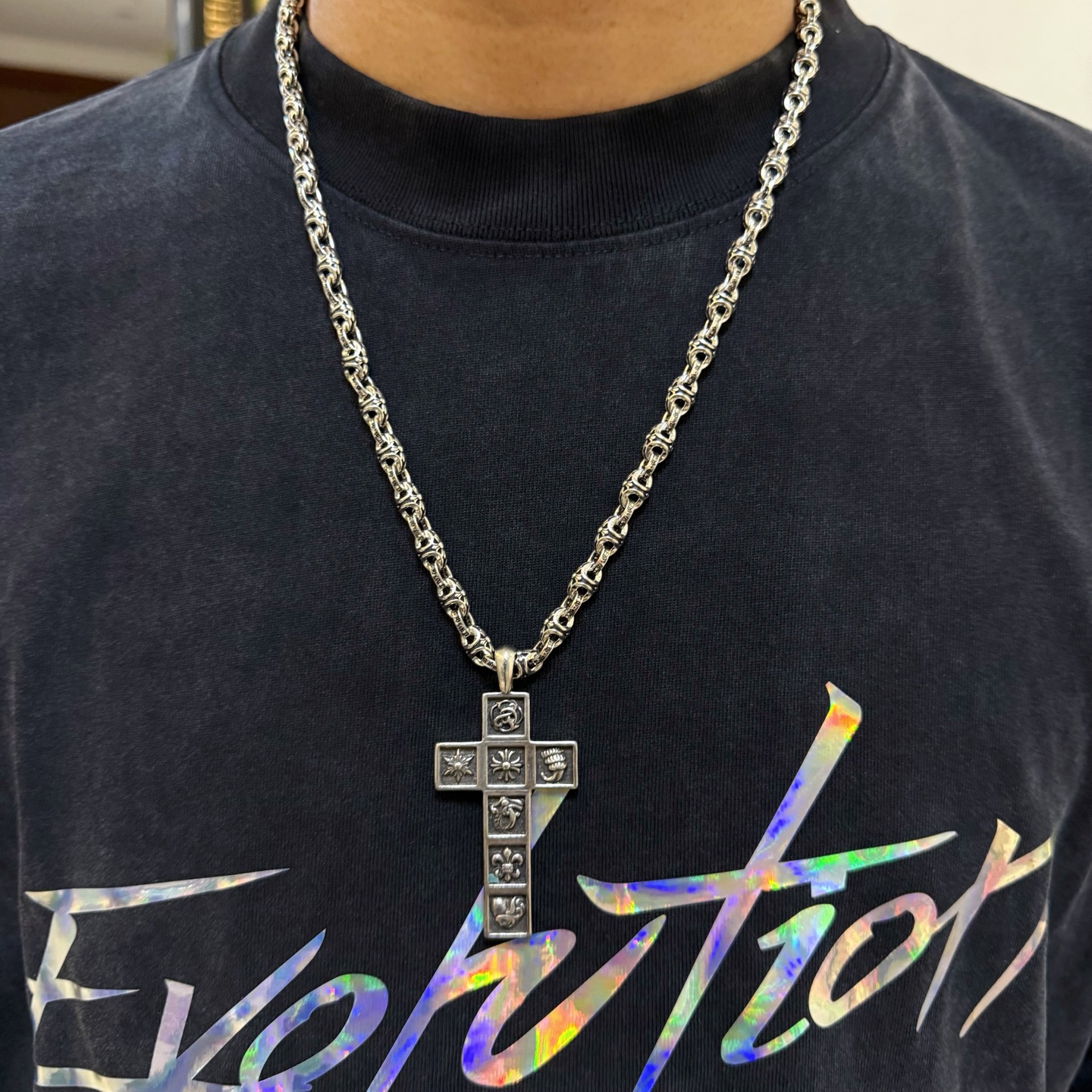 NO:113872,New [Counter Quality] Chrome Hearts Croxin Classic Retro Cross Necklace Multi-element Cross Pendant Different pattern design styles present unique Cross Scout Flowers are Croxin's ambitions, so they last longer. Genuine version of Chrome Hearts Croxin, differentiated from the market, benchmarked on the quality of the version, looking at the details of the letter printing, retro old gray oxygen level. Seiko version!  !  !  Pure handmade ~ Authentic model opening must-have fashion and fashion, both men and women can wear it, same style for couples, original official website, rock punk style silver style, retro elements, trendy and versatile!  , jewelry boutique, chrome hearts, chrome hearts, necklace19860909新款【专柜品质】Chrome Hearts克罗心经典复古十字架项链 多元素十字架吊坠 凹凸造型不同的花纹设计风格 呈现出与众不同 十字架 童军花是克罗心的志 所以更经久不衰 正品打版Chrome Hearts克罗心 区别市场普通轻版 对版对标品质 看字印细节 复古做旧灰氧程度.精工版本！！！ 纯手工打造 ～正品开模潮流时尚必备 男女均可佩戴 情侣同款 官网原版 摇滚朋克泰银风格 复古元素 潮流百搭！,饰品精品,chrome hearts,chrome hearts,necklace,Jewelry