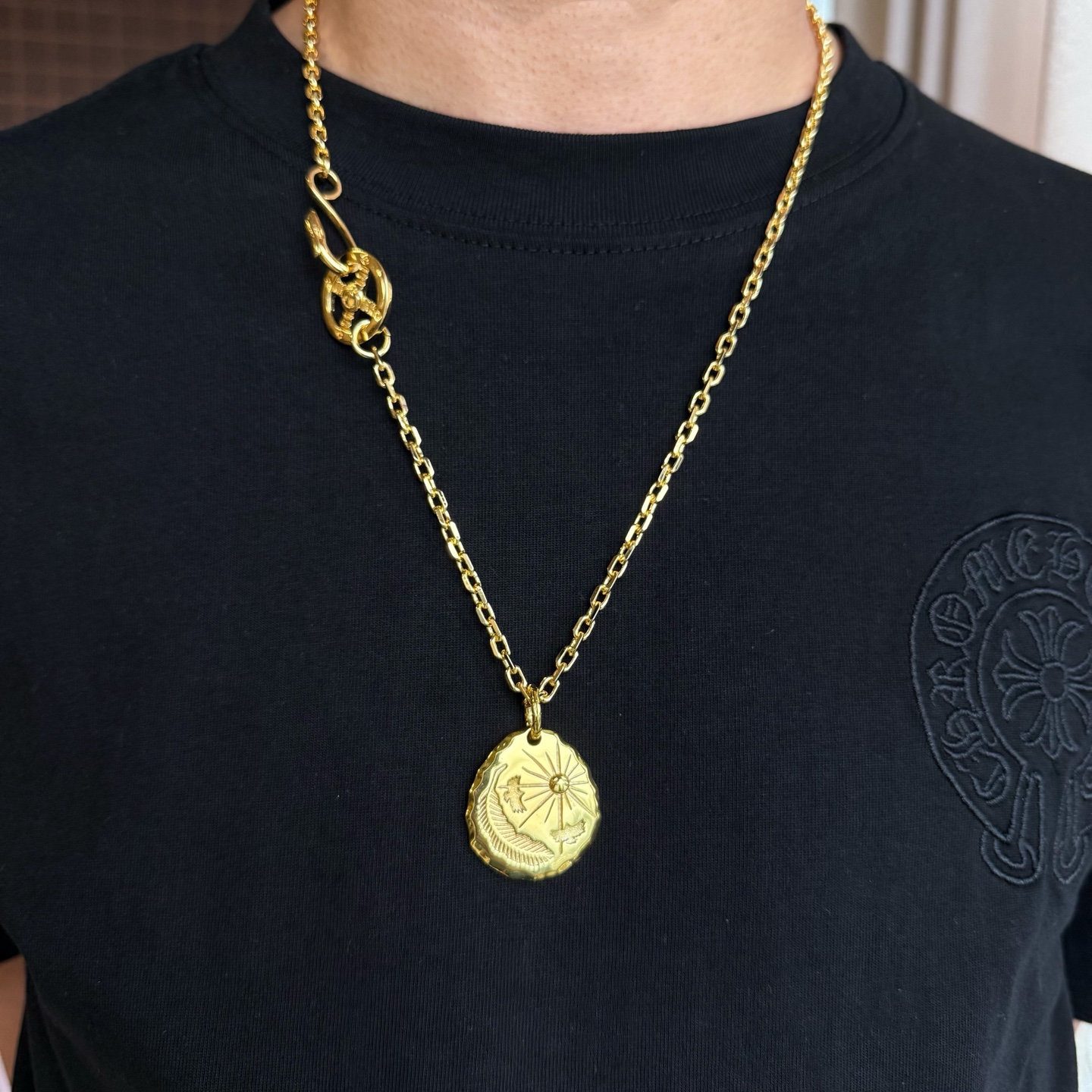 NO:114211,[New Products are on the Shelves] Goro’s Takahashi Goro Golden Silver Cake Pendant, Takahashi Classic Necklace, Top Version, Accepted Exclusive Shooting, Focus on the High-end Market, Kuaishou/ins/Xiaohongshu popular models, absolutely different from ordinary versions!  The details of the picture product are consistent with ZP!  Original production process, precision quality, purely handmade, authentic model opening, fashion essentials, both men and women can wear, same couple style, rock punk silver style, retro elements, trendy and versatile, same style on the official website, fine jewelry, necklace19860909批【新品上架】Goro’s高桥吾郎金色银饼吊坠,高桥经典项链,顶级版本,认准独家拍摄,主攻高端市场 ,快手/ins/小红书热门款,绝对区别普通版本！图片产品细节与ZP一致！原版制作工艺 精工品质 纯手工打造 ～正品开模潮流时尚必备 男女均可佩戴 情侣款同款 摇滚朋克泰银风格 复古元素 潮流百搭 官网同款,饰品精品,necklace,Jewelry