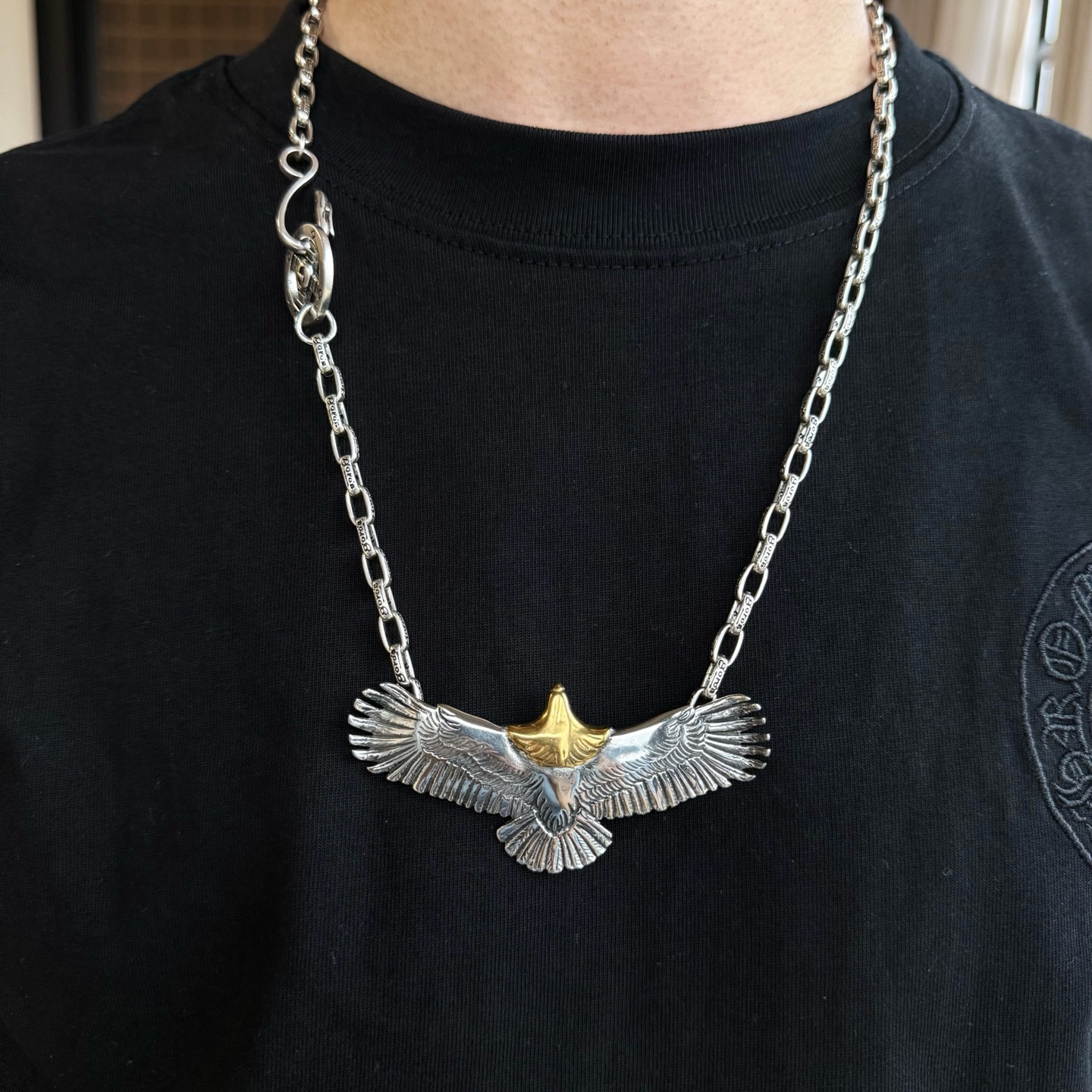 NO:114198,[New Products are on the Shelves] Goro’s Takahashi Goro Flying Eagle Pendant, Takahashi Classic Alphabet Necklace, Top Version, Accepted Exclusive Shooting, Focus on the High-end Market, Kuaishou/ins/Xiaohongshu popular models, absolutely different from ordinary versions!  The details of the picture product are consistent with ZP!  Original production process, precision quality, purely handmade, authentic model opening, fashion essentials, both men and women can wear, same couple style, rock punk silver style, retro elements, trendy and versatile, same style on the official website, fine jewelry, necklace19860909【新品上架】Goro’s高桥吾郎飞鹰吊坠,高桥经典字母项链,顶级版本,认准独家拍摄,主攻高端市场 ,快手/ins/小红书热门款,绝对区别普通版本！图片产品细节与ZP一致！原版制作工艺 精工品质 纯手工打造 ～正品开模潮流时尚必备 男女均可佩戴 情侣款同款 摇滚朋克泰银风格 复古元素 潮流百搭 官网同款,饰品精品,necklace,Jewelry