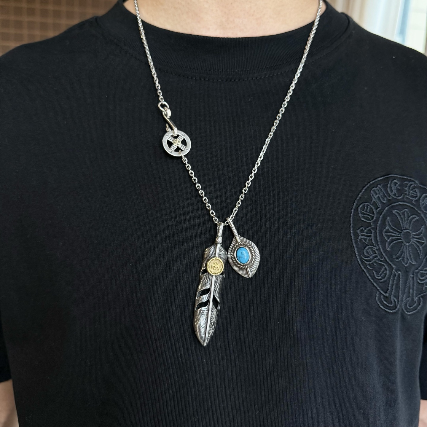 NO:114204,[New Products are on the Shelves] Goro’s Takahashi Goro’s golden feather pendant, Takahashi classic letter necklace, top version, recognized exclusive shot, focusing on the high-end market, Kuaishou/ins/Xiaohongshu popular models, absolutely different from ordinary versions!  The details of the picture product are consistent with ZP!  Original production process, precision quality, purely handmade, authentic model opening, fashion essentials, both men and women can wear, same couple style, rock punk silver style, retro elements, trendy and versatile, same style on the official website, fine jewelry, necklace19860909【新品上架】Goro’s高桥吾郎点金羽毛吊坠,高桥经典字母项链,顶级版本,认准独家拍摄,主攻高端市场 ,快手/ins/小红书热门款,绝对区别普通版本！图片产品细节与ZP一致！原版制作工艺 精工品质 纯手工打造 ～正品开模潮流时尚必备 男女均可佩戴 情侣款同款 摇滚朋克泰银风格 复古元素 潮流百搭 官网同款,饰品精品,necklace,Jewelry