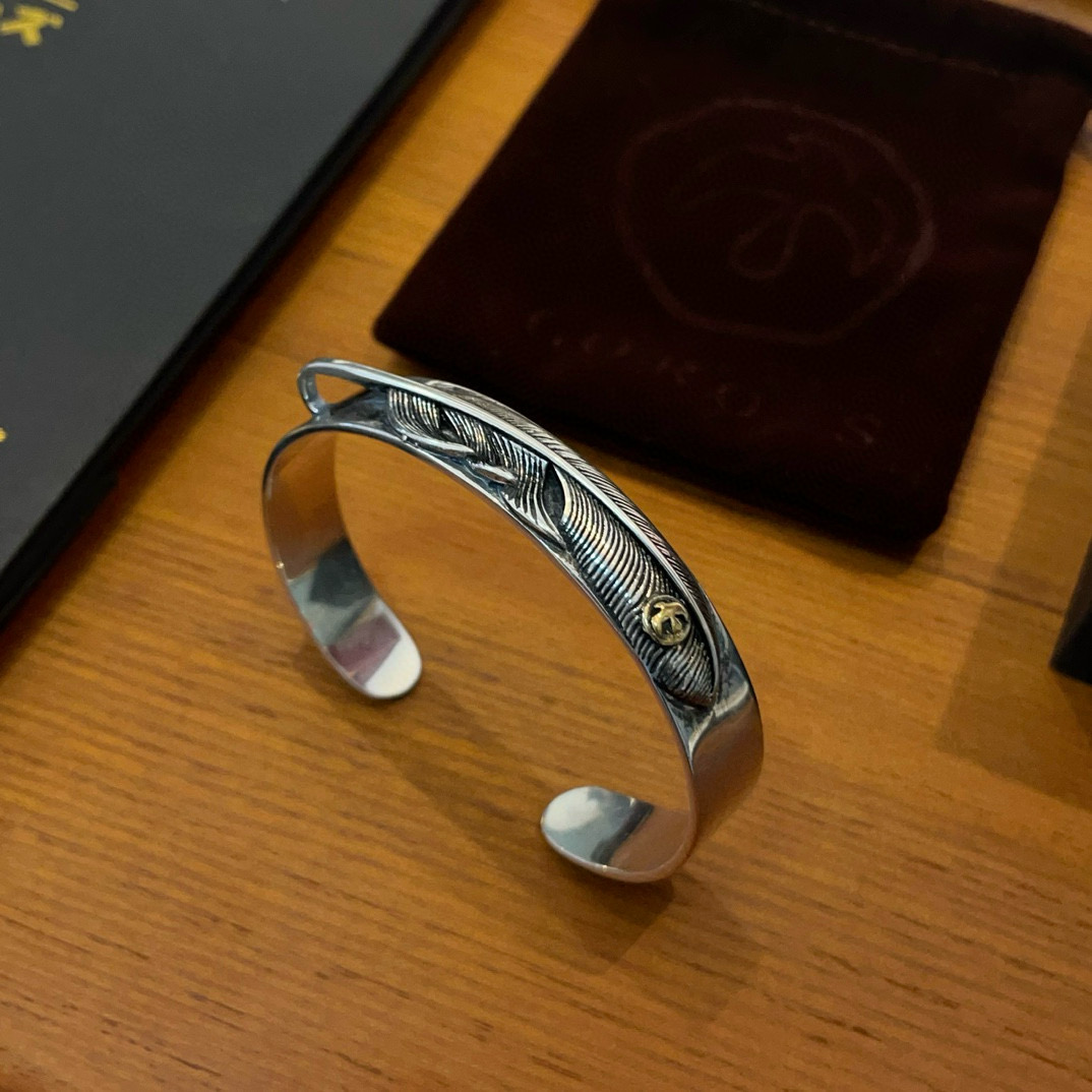 NO:114207,Pick [New Products on Shelves] Goro Takahashi Goro's gold-spotted feather bracelet Top version, accurate exclusive shooting, focus on the high-end market, absolutely different from the ordinary version!  The details of the picture product are consistent with ZP!  Original production process, precision quality, purely handmade, authentic model opening, fashion essentials, both men and women can wear, same couple style, rock punk silver style, retro elements, trendy and versatile, same style on the official website, fine jewelry, bracelet19860909批【新品上架】Goro’s高桥吾郎点金开口羽毛手镯 顶级版本 认准独家拍摄 主攻高端市场 绝对区别普通版本！图片产品细节与ZP一致！原版制作工艺 精工品质 纯手工打造 ～正品开模潮流时尚必备 男女均可佩戴 情侣款同款 摇滚朋克泰银风格 复古元素 潮流百搭 官网同款,饰品精品,bracelet,Jewelry