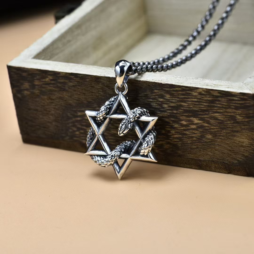 高版本克罗心 六芒星盘蛇吊坠项链,众多明星上身,每个角度都是由小到大过度的,细节到位,原版手写体刻字,搭配字母链,普通链!