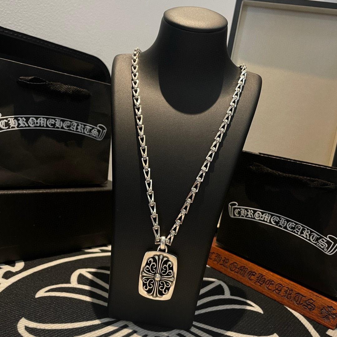 💰💰320 抖音/快手/ins/小红书/直播热门 ，新款【专柜品质】Chrome Hearts克罗心复古十字架项链 ，方牌藤花十字架吊坠，凹凸造型不同的花纹设计风格 呈现出与众不同 十字架 童军花是克罗心的志 所以更经久不衰 正品打版Chrome Hearts克罗心 区别市场普通轻版 对版对标品质 看字印细节 复古做旧灰氧程度.精工版本！！！ 纯手工打造 ～正品开模💝潮流时尚必备 男女均可佩戴 情侣同款 官网原版 摇滚朋克泰银风格 复古元素 潮流百搭！