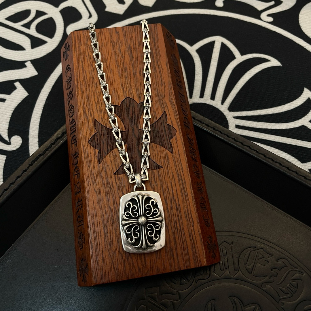 💰💰320 抖音/快手/ins/小红书/直播热门 ，新款【专柜品质】Chrome Hearts克罗心复古十字架项链 ，方牌藤花十字架吊坠，凹凸造型不同的花纹设计风格 呈现出与众不同 十字架 童军花是克罗心的志 所以更经久不衰 正品打版Chrome Hearts克罗心 区别市场普通轻版 对版对标品质 看字印细节 复古做旧灰氧程度.精工版本！！！ 纯手工打造 ～正品开模💝潮流时尚必备 男女均可佩戴 情侣同款 官网原版 摇滚朋克泰银风格 复古元素 潮流百搭！