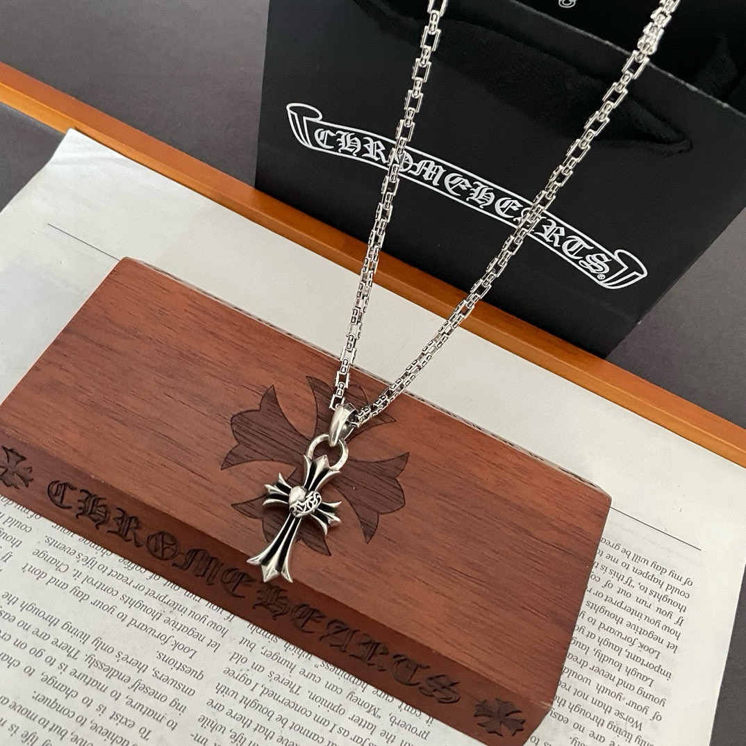 批💰150 【专柜品质】Chrome Hearts克罗心 经典复古十字架项链 心形十字架吊坠 凹凸造型不同的花纹设计风格 呈现出与众不同 十字架 童军花是克罗心的志 所以更经久不衰 正品打版Chrome Hearts克罗心项链 区别市场普通轻版 对版对标品质 看字印细节 复古做旧灰氧程度.精工版本!!! 纯手工打造 ~正品开模💝潮流时尚必备 男女均可佩戴 情侣同款 官网原版 摇滚朋克泰银风格 复古元素 潮流百搭!