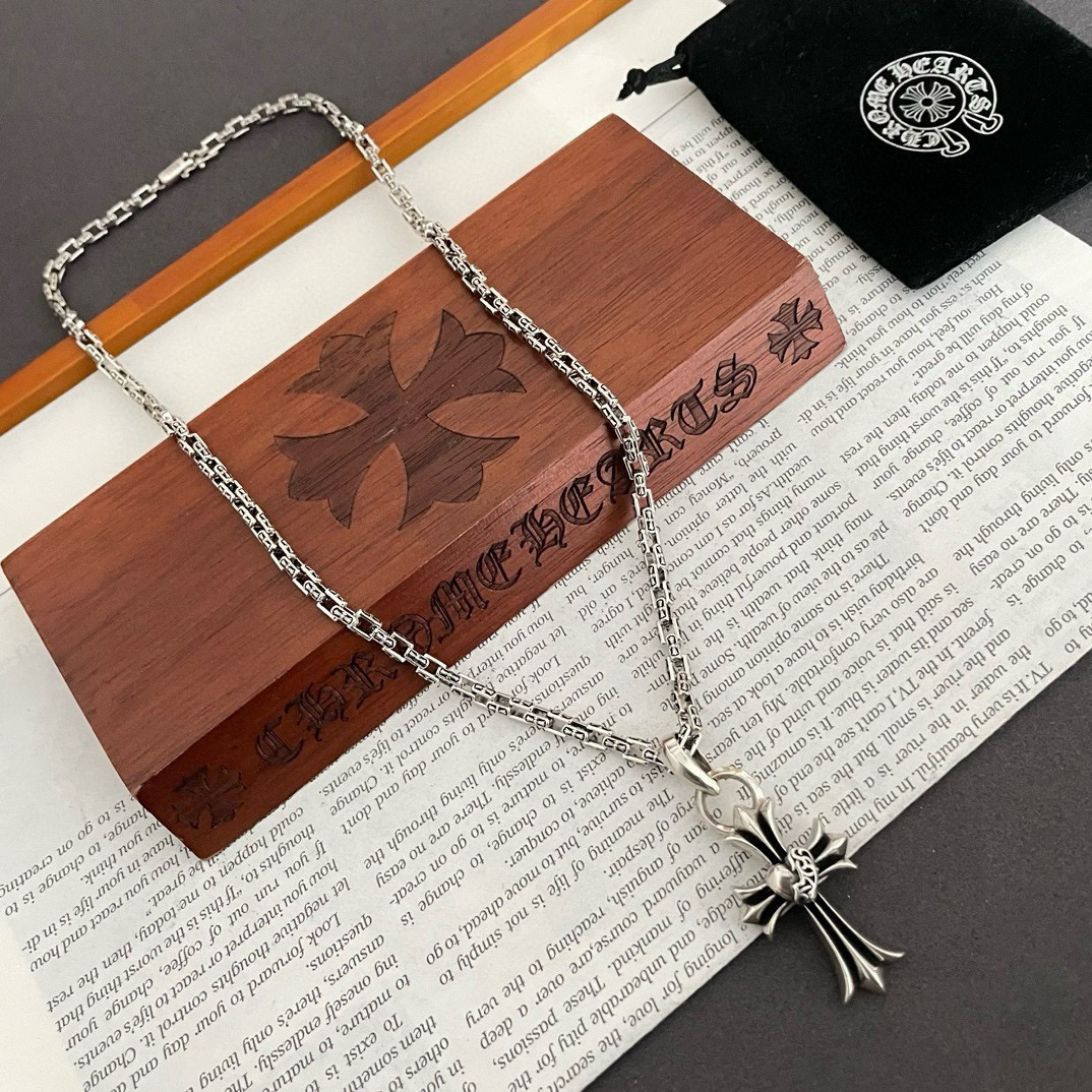 批💰150 【专柜品质】Chrome Hearts克罗心 经典复古十字架项链 心形十字架吊坠 凹凸造型不同的花纹设计风格 呈现出与众不同 十字架 童军花是克罗心的志 所以更经久不衰 正品打版Chrome Hearts克罗心项链 区别市场普通轻版 对版对标品质 看字印细节 复古做旧灰氧程度.精工版本!!! 纯手工打造 ~正品开模💝潮流时尚必备 男女均可佩戴 情侣同款 官网原版 摇滚朋克泰银风格 复古元素 潮流百搭!