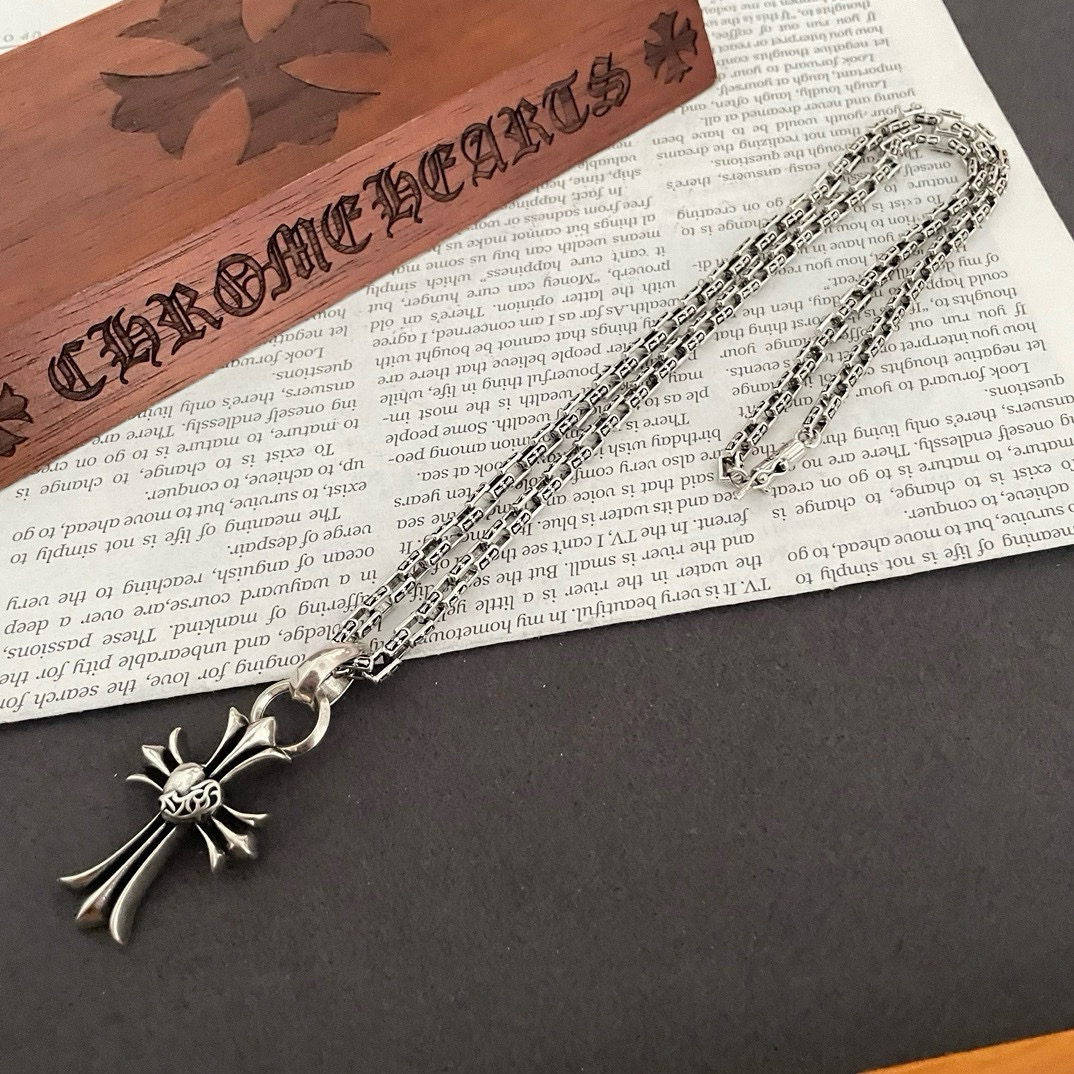 批💰150 【专柜品质】Chrome Hearts克罗心 经典复古十字架项链 心形十字架吊坠 凹凸造型不同的花纹设计风格 呈现出与众不同 十字架 童军花是克罗心的志 所以更经久不衰 正品打版Chrome Hearts克罗心项链 区别市场普通轻版 对版对标品质 看字印细节 复古做旧灰氧程度.精工版本!!! 纯手工打造 ~正品开模💝潮流时尚必备 男女均可佩戴 情侣同款 官网原版 摇滚朋克泰银风格 复古元素 潮流百搭!