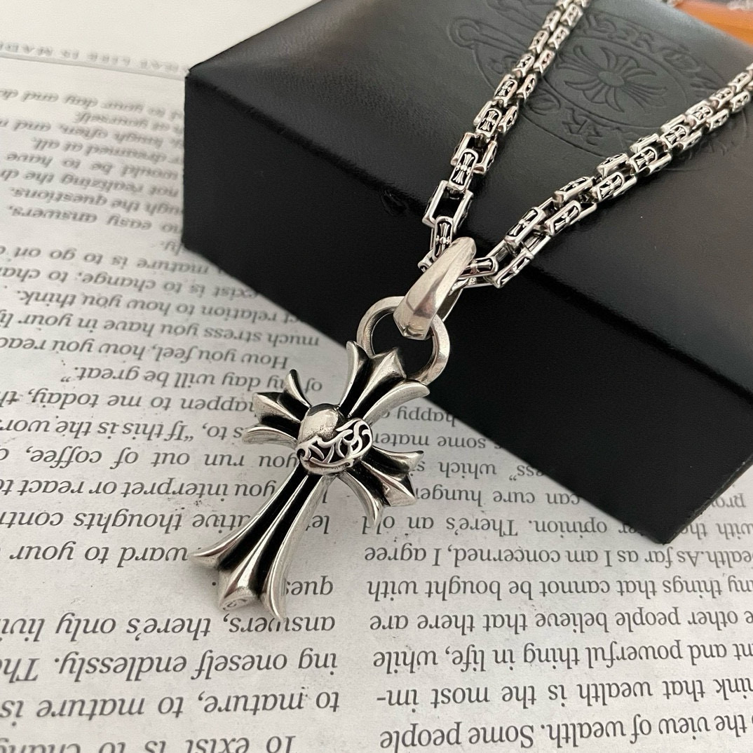 批💰150 【专柜品质】Chrome Hearts克罗心 经典复古十字架项链 心形十字架吊坠 凹凸造型不同的花纹设计风格 呈现出与众不同 十字架 童军花是克罗心的志 所以更经久不衰 正品打版Chrome Hearts克罗心项链 区别市场普通轻版 对版对标品质 看字印细节 复古做旧灰氧程度.精工版本!!! 纯手工打造 ~正品开模💝潮流时尚必备 男女均可佩戴 情侣同款 官网原版 摇滚朋克泰银风格 复古元素 潮流百搭!