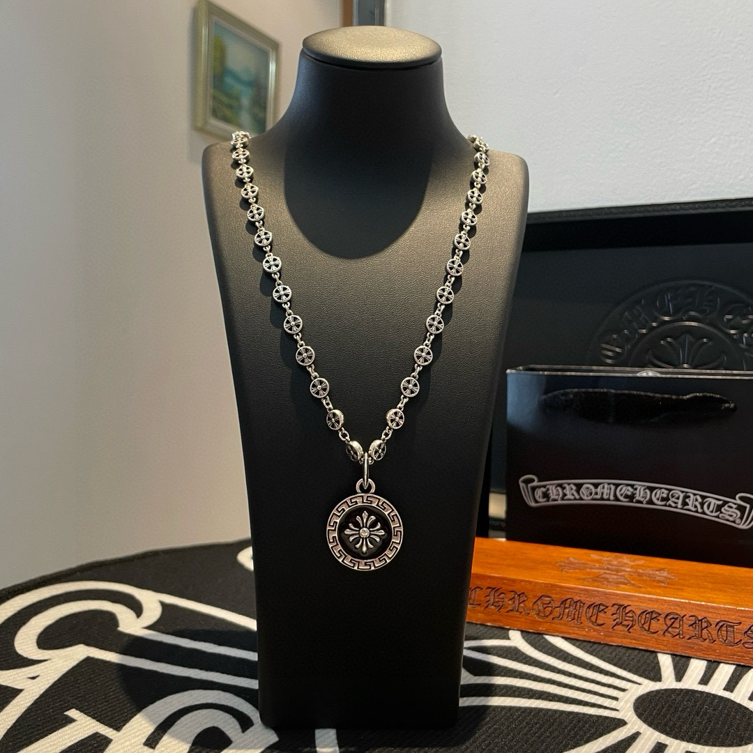 NO:114247,New [Counter Quality] Chrome Hearts Croxin Classic retro cross flower necklace Cross round pendant Different pattern design styles with concave and convex shapes present uniqueness Cross Scout flowers are Croxin's ambitions, so they last longer. Genuine version Chrome Hearts Croxin Difference to the market ordinary light version, match the quality of the version, look at the details of the letter printing, the degree of retro old gray oxygen. Seiko version!  !  !  Pure handmade ~ Authentic model opening must-have fashion and fashion, both men and women can wear it, same style for couples, original official website, rock punk style silver style, retro elements, trendy and versatile!  , jewelry boutique, chrome hearts, chrome hearts, necklace19860909新款【专柜品质】Chrome Hearts克罗心 经典复古十字花项链 十字架圆吊坠 凹凸造型不同的花纹设计风格 呈现出与众不同 十字架 童军花是克罗心的志 所以更经久不衰 正品打版Chrome Hearts克罗心 区别市场普通轻版 对版对标品质 看字印细节 复古做旧灰氧程度.精工版本！！！ 纯手工打造 ～正品开模潮流时尚必备 男女均可佩戴 情侣同款 官网原版 摇滚朋克泰银风格 复古元素 潮流百搭！,饰品精品,chrome hearts,chrome hearts,necklace,Jewelry